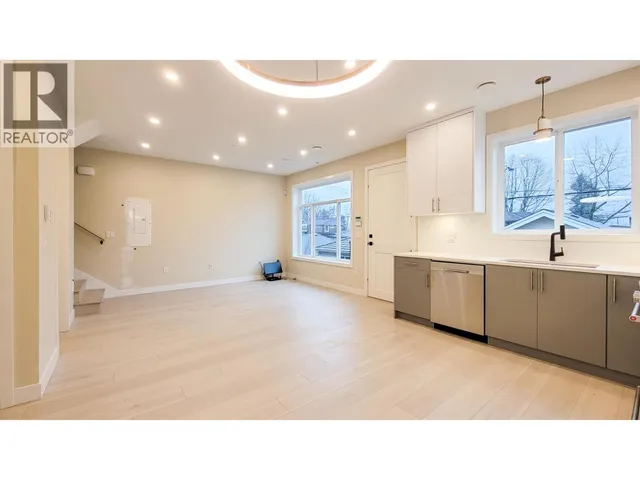 3433 23RD AVENUE, Vancouver 4