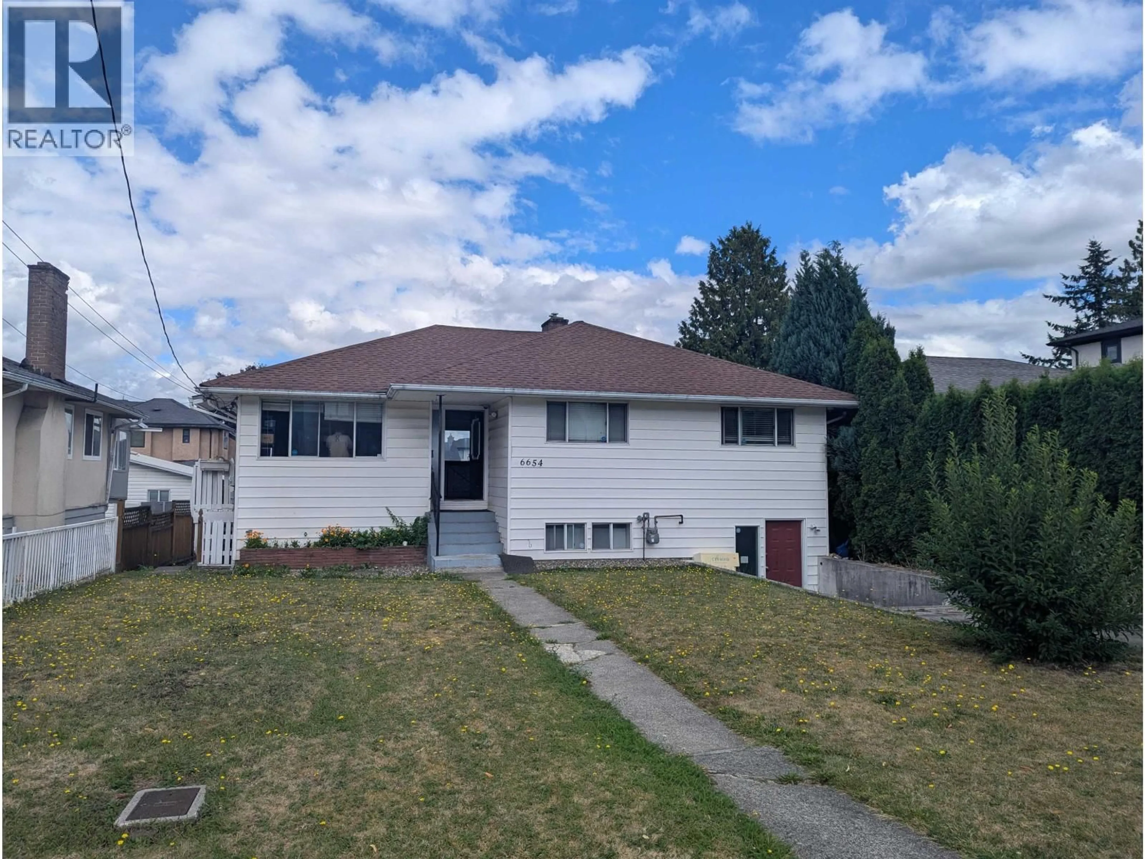 Home with vinyl exterior material, street for 6654 LINDEN AVENUE, Burnaby British Columbia V5E3G4