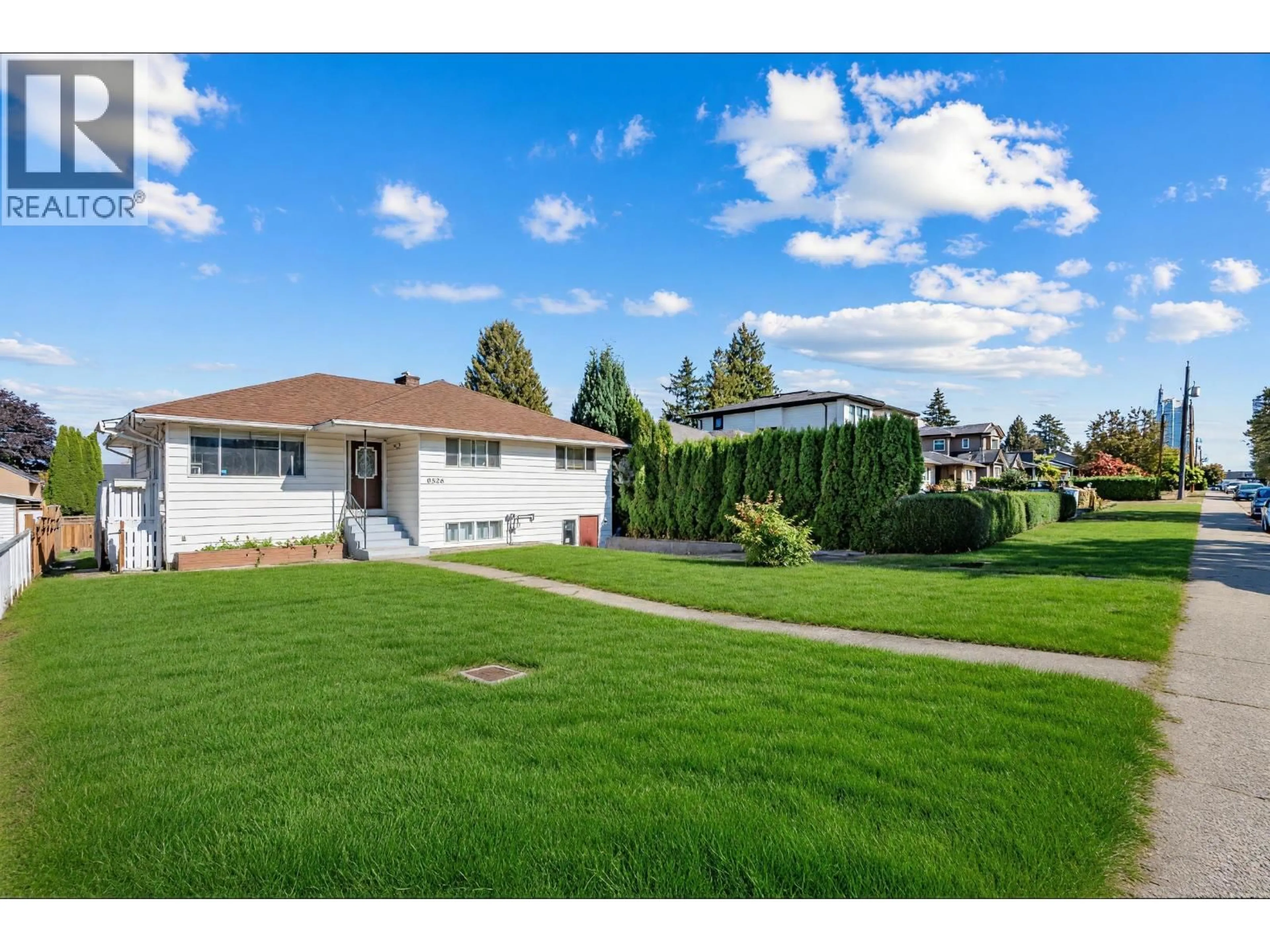 A pic from outside/outdoor area/front of a property/back of a property/a pic from drone, unknown for 6654 LINDEN AVENUE, Burnaby British Columbia V5E3G4