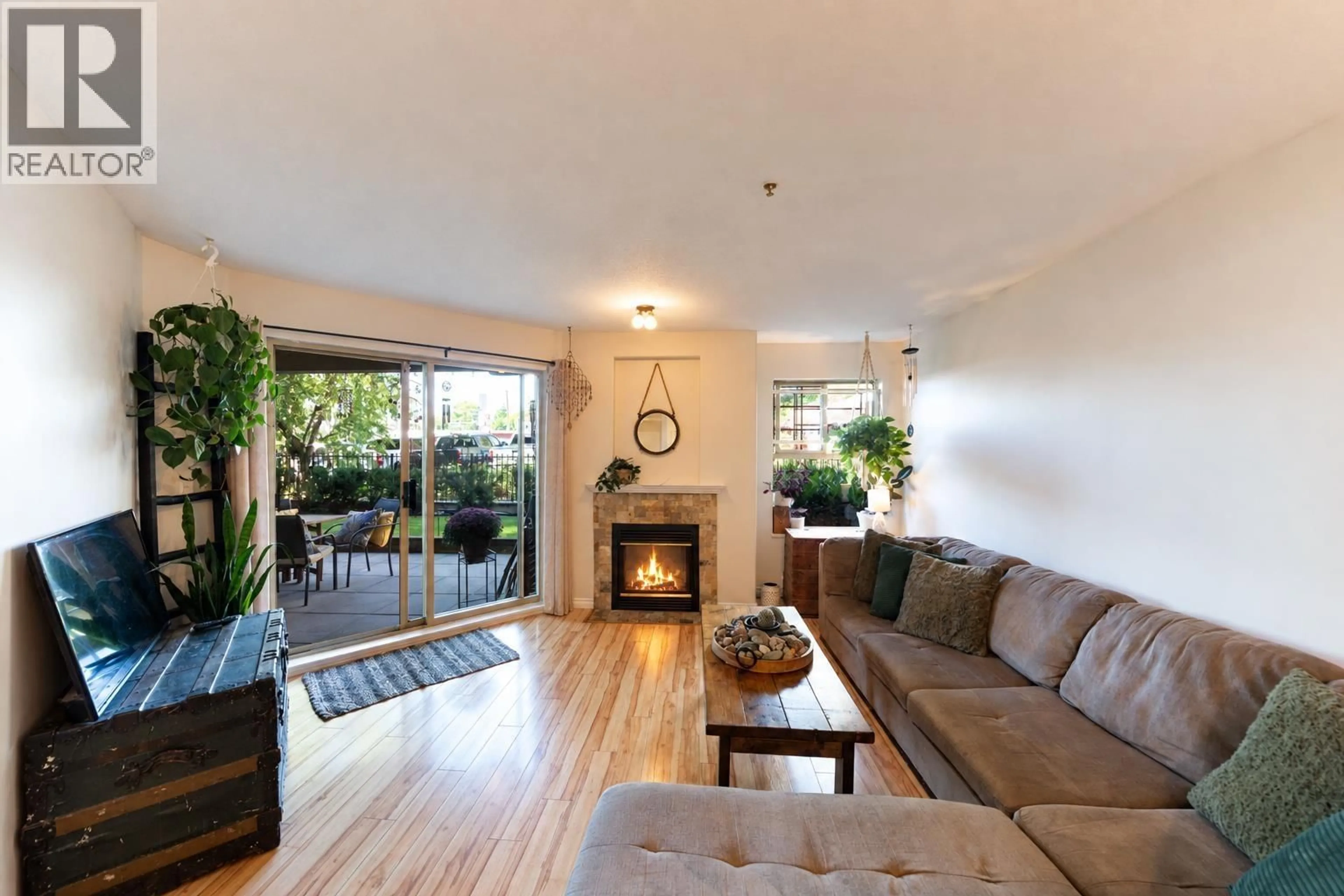 Living room with furniture, wood/laminate floor for 206 - 215 TWELFTH STREET, New Westminster British Columbia V3M4H4