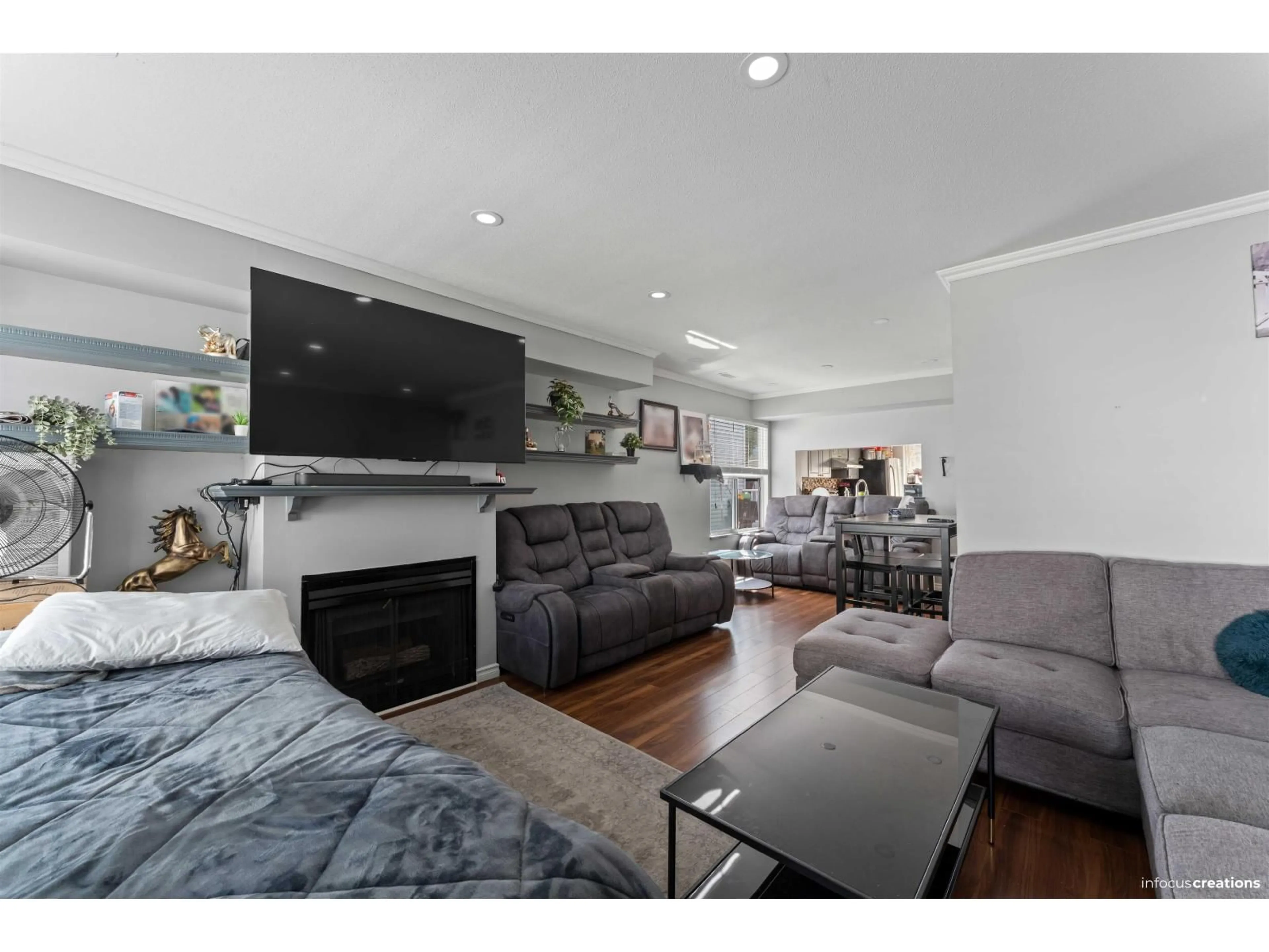 Living room with furniture, unknown for 28 - 13713 72A AVENUE, Surrey British Columbia V3W1K2