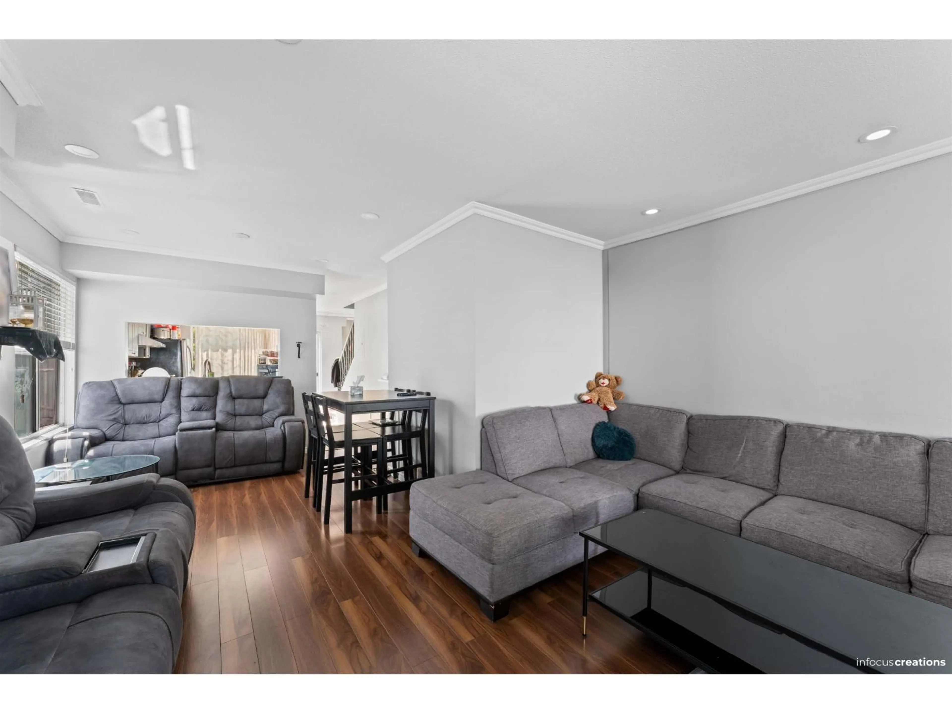 Living room with furniture, wood/laminate floor for 28 - 13713 72A AVENUE, Surrey British Columbia V3W1K2