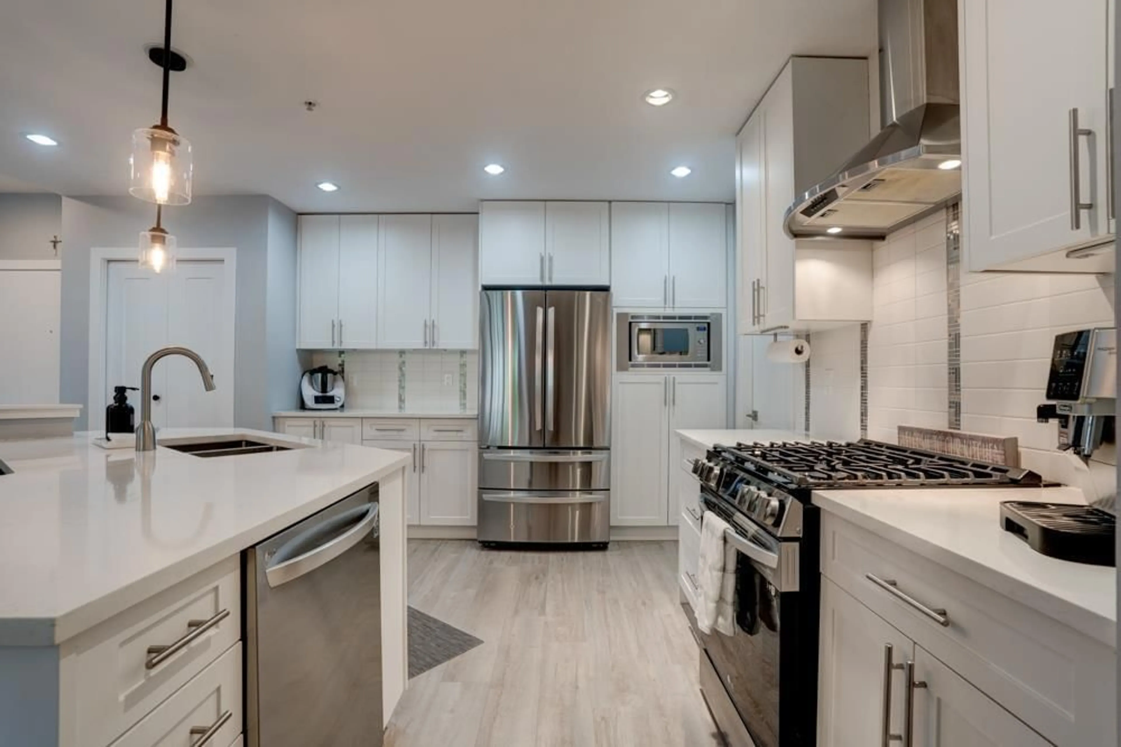 Contemporary kitchen, unknown for 205 - 16455 64 AVENUE, Surrey British Columbia V3S6V7