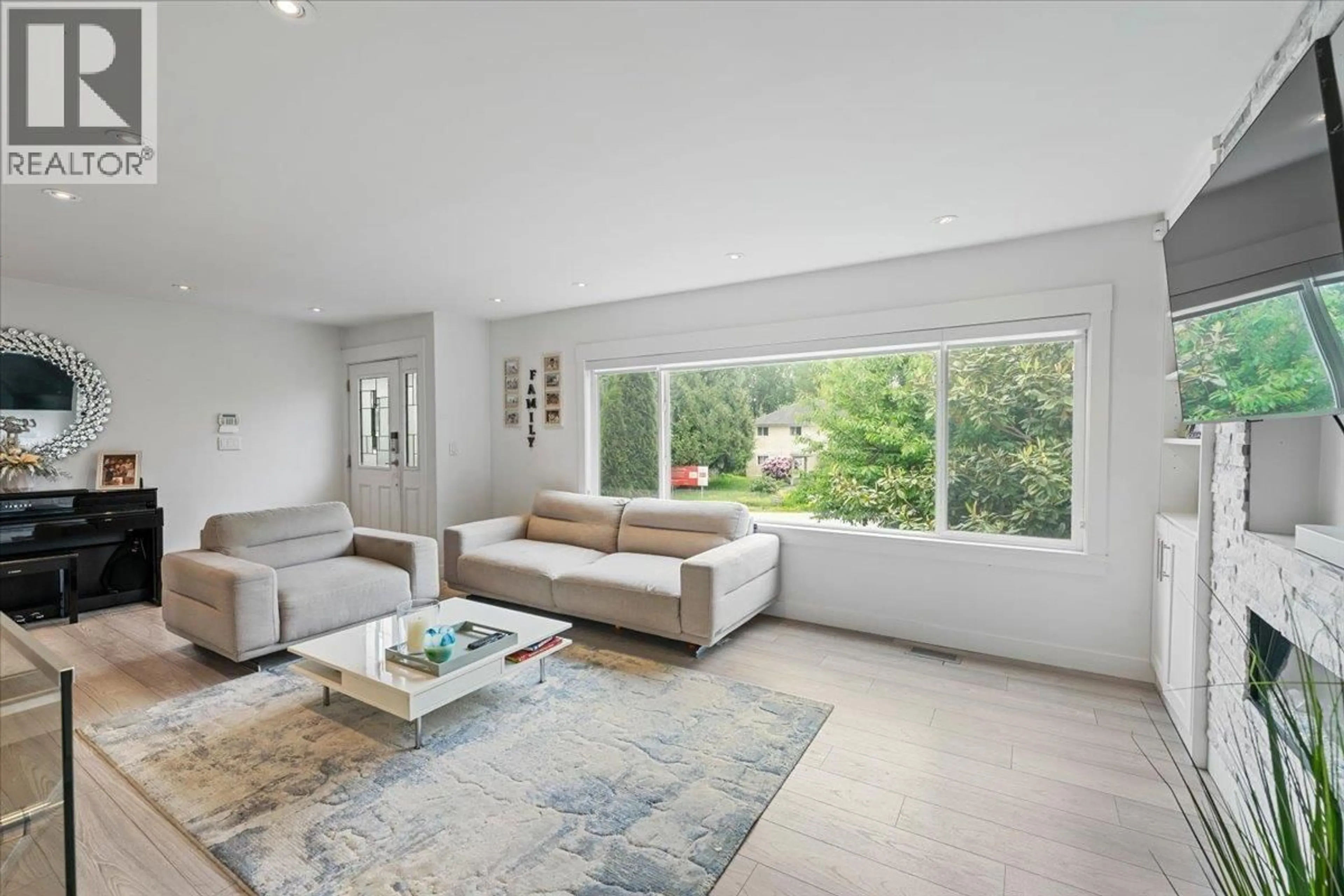 Living room with furniture, unknown for 23177 WILLETT AVENUE, Richmond British Columbia V6V3C6