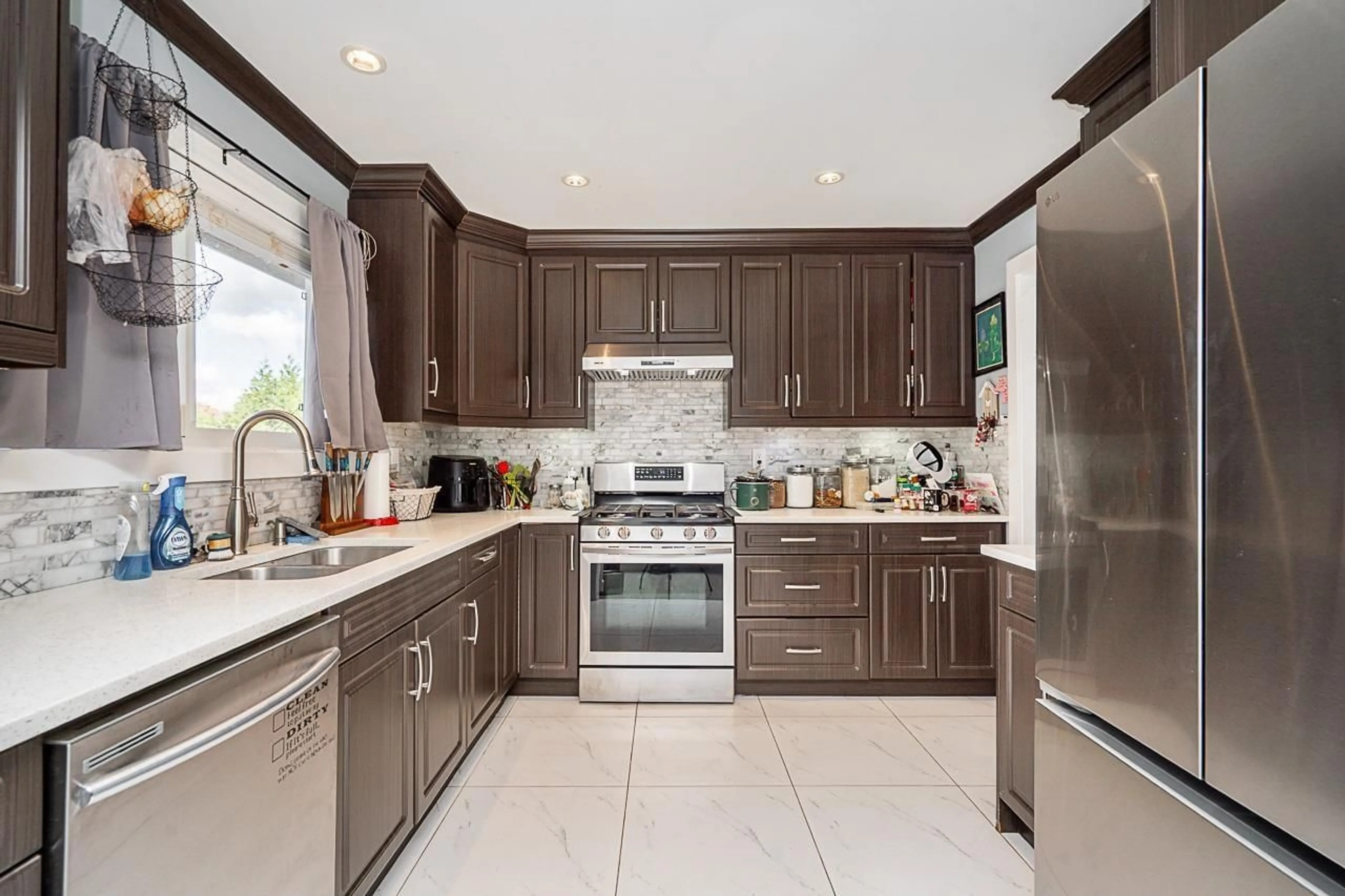 Contemporary kitchen, ceramic/tile floor for 26487 30 AVENUE, Langley British Columbia V4W3B6