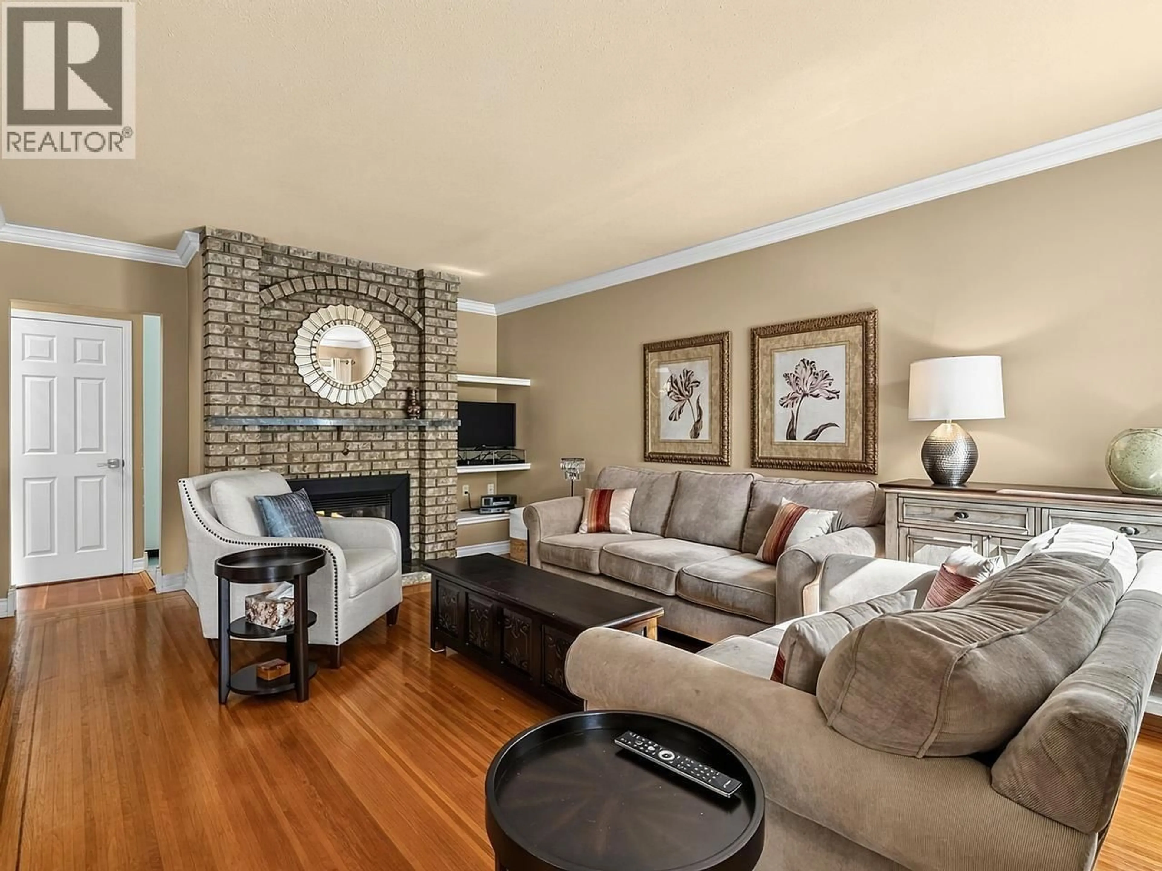 Living room with furniture, wood/laminate floor for 295 W 17TH AVENUE, Vancouver British Columbia V5Y1Z9