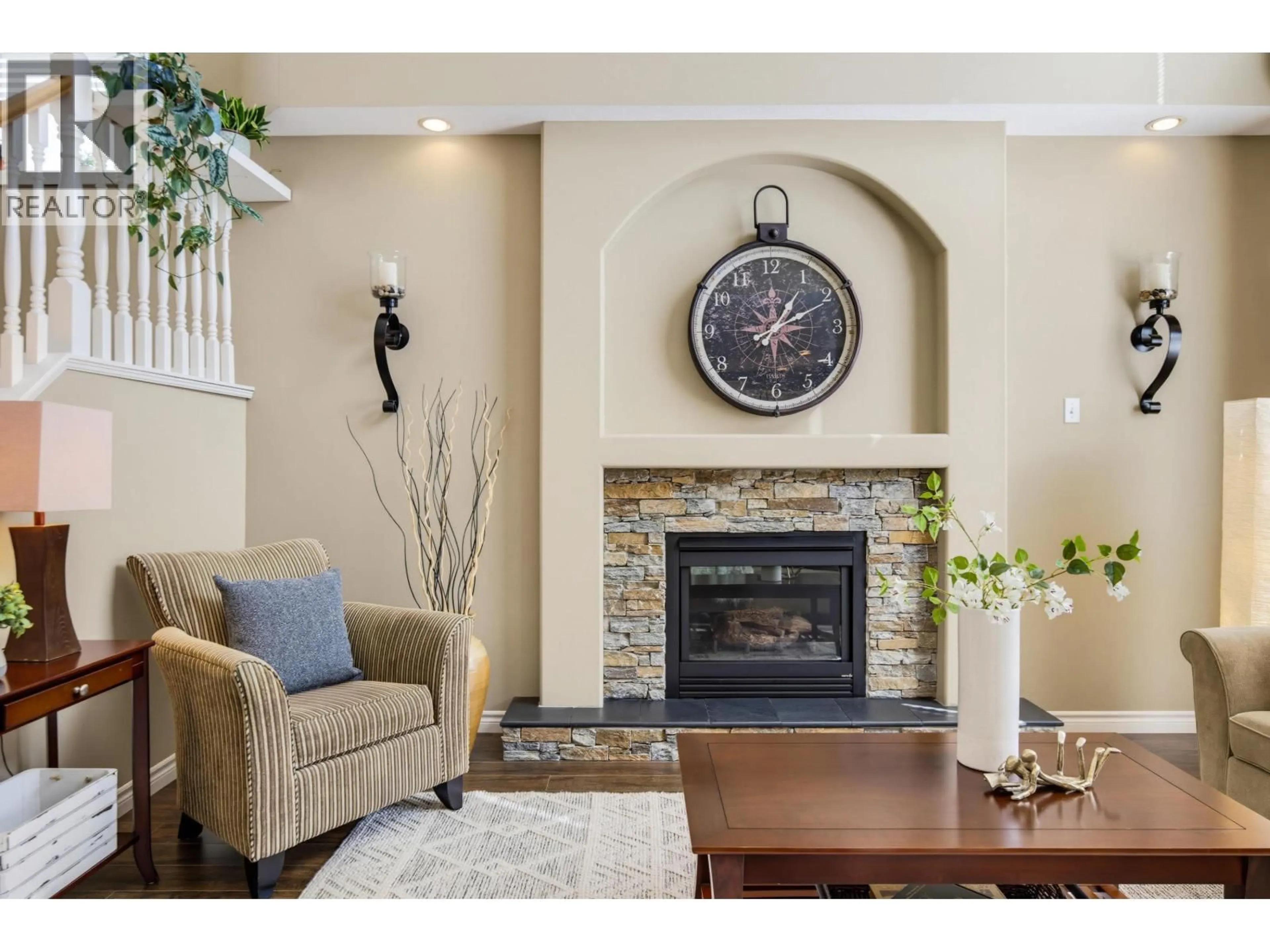 Living room with furniture, unknown for 24070 HILL AVENUE, Maple Ridge British Columbia V2W1Z9