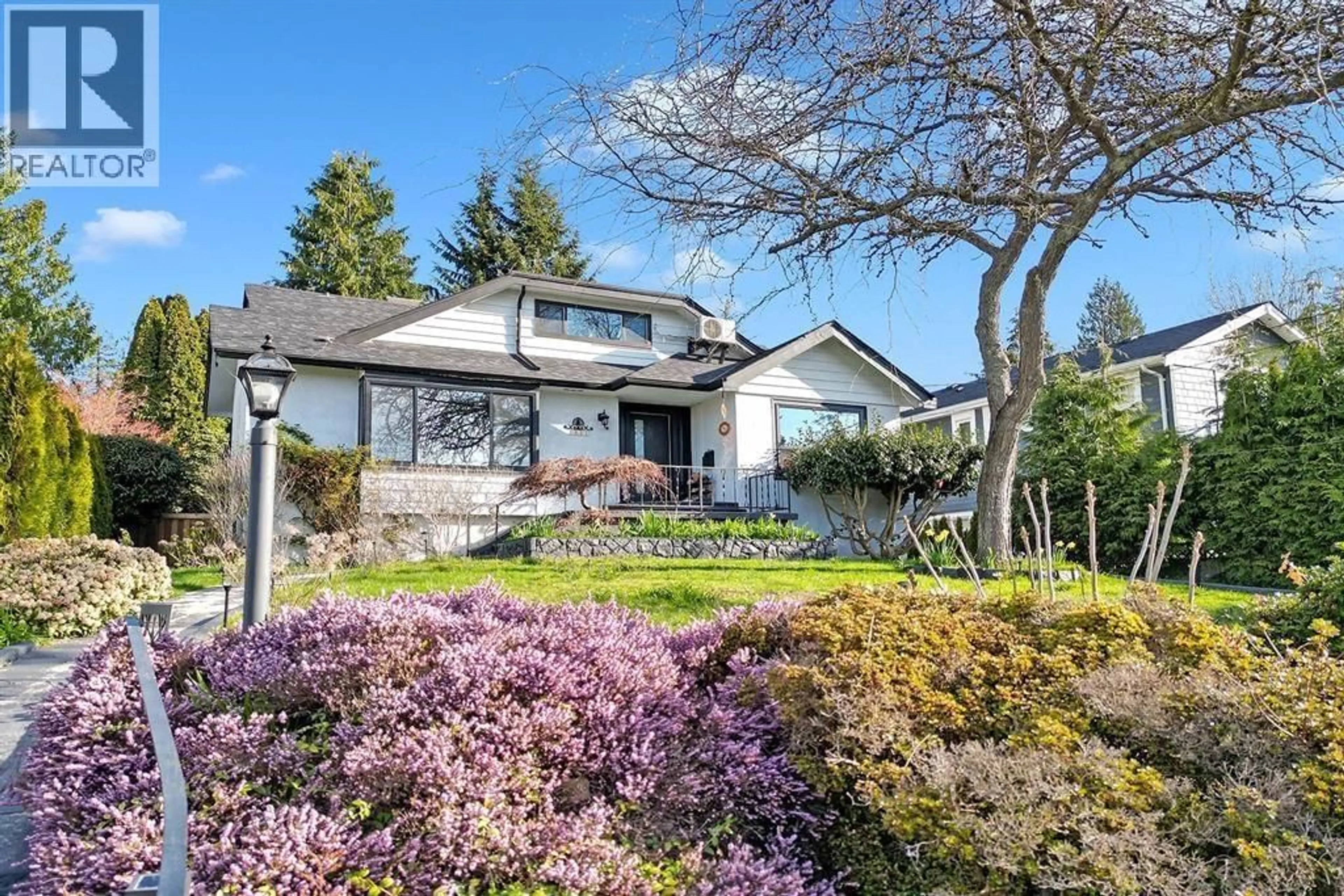 A pic from outside/outdoor area/front of a property/back of a property/a pic from drone, unknown for 1921 FULTON AVENUE, West Vancouver British Columbia V7V1T2