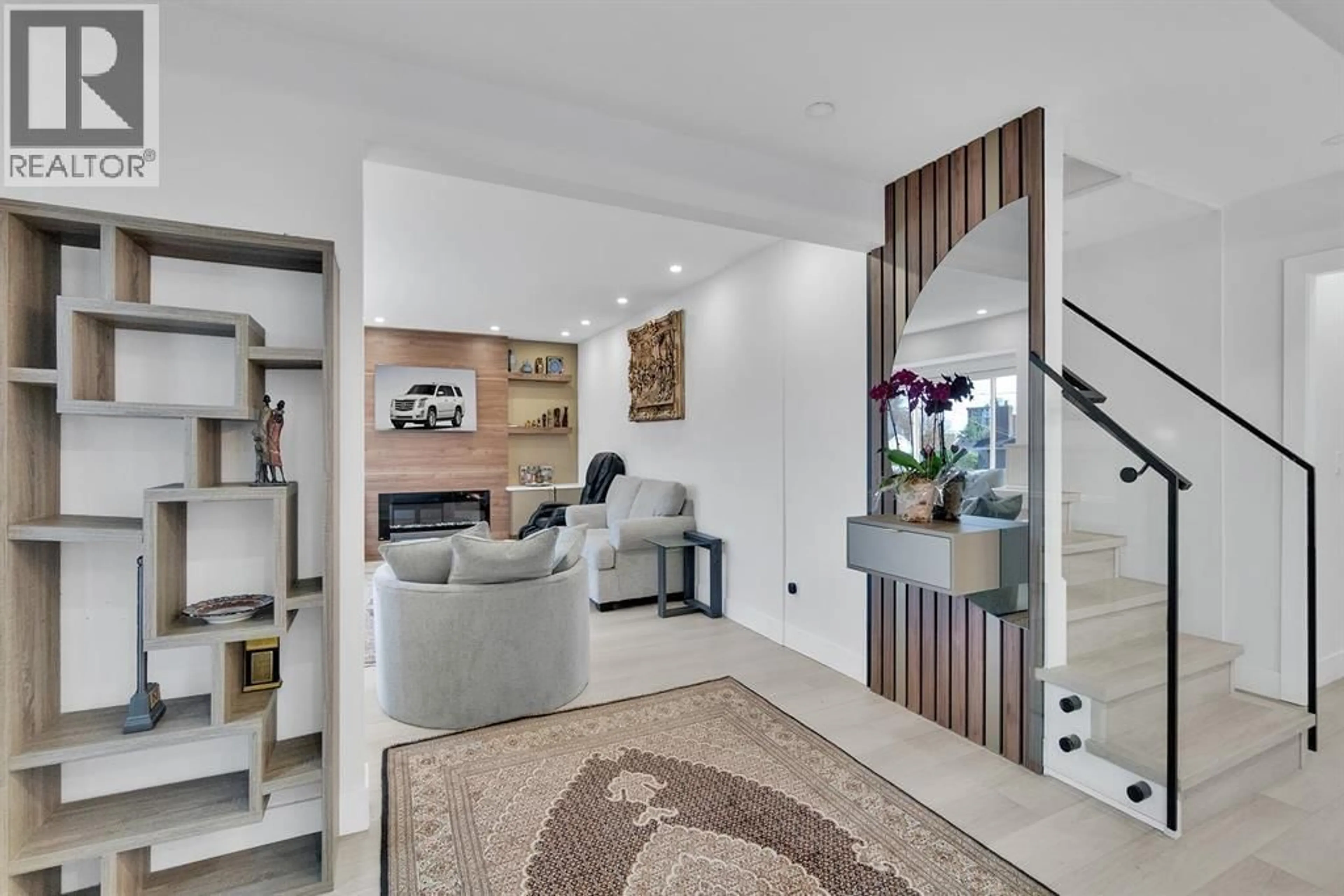 Indoor entryway for 1921 FULTON AVENUE, West Vancouver British Columbia V7V1T2