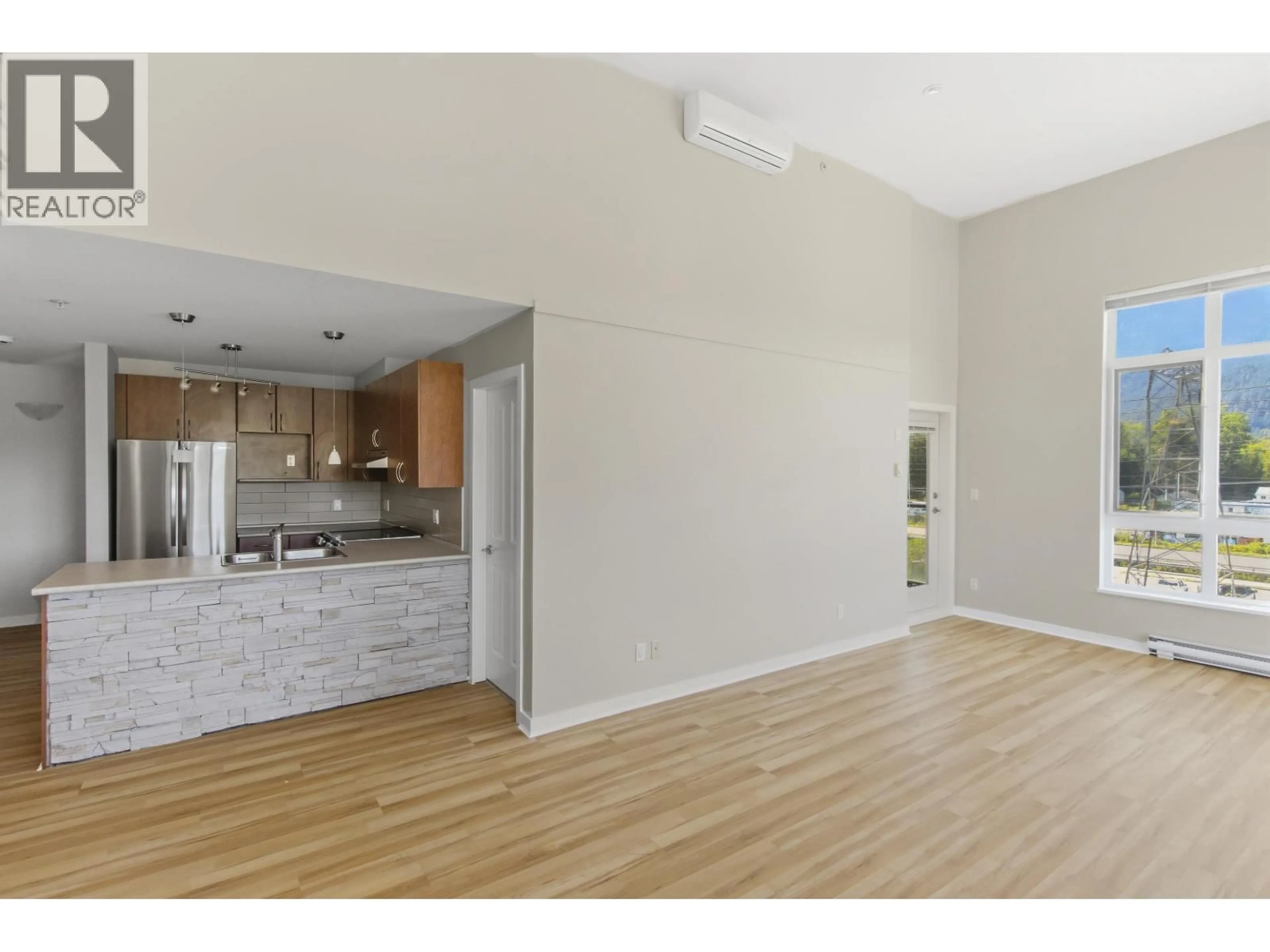 Open concept kitchen, wood/laminate floor for 419 - 40437 TANTALUS ROAD, Squamish British Columbia V8B0G2