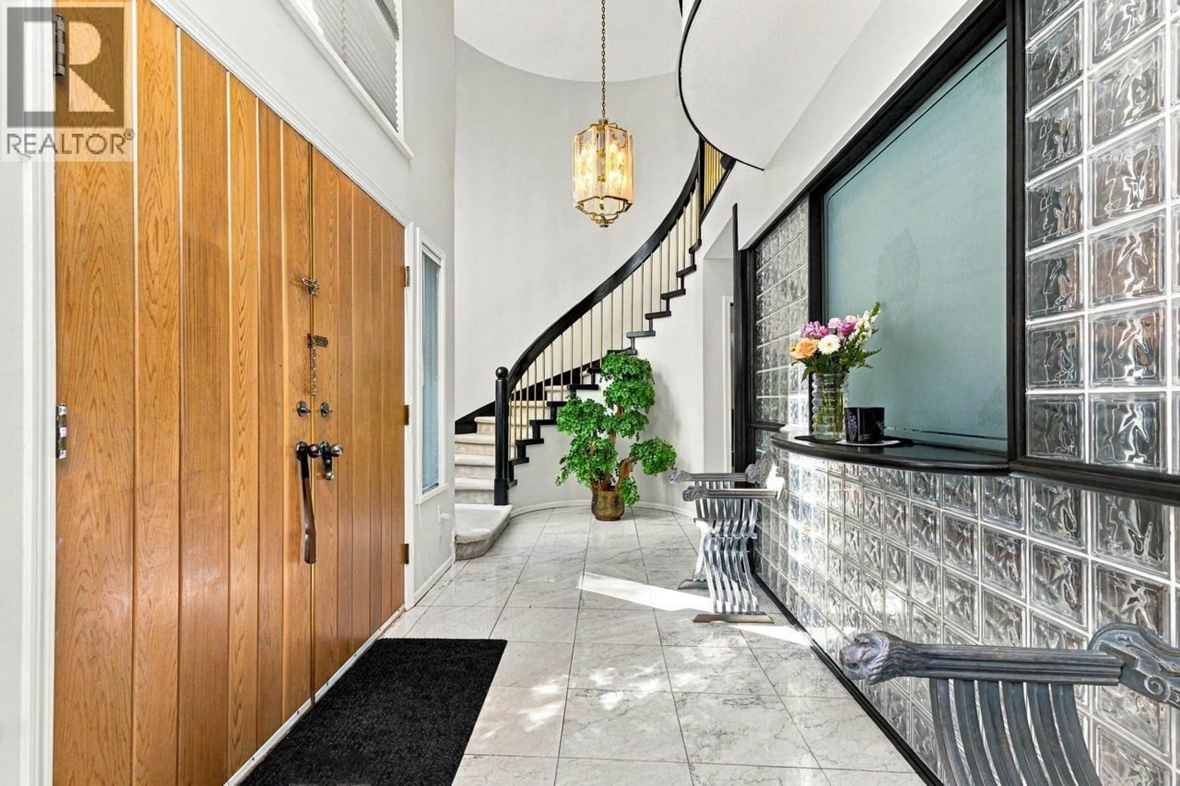 Indoor foyer for 1039 29TH AVENUE, Vancouver British Columbia V6H2E4