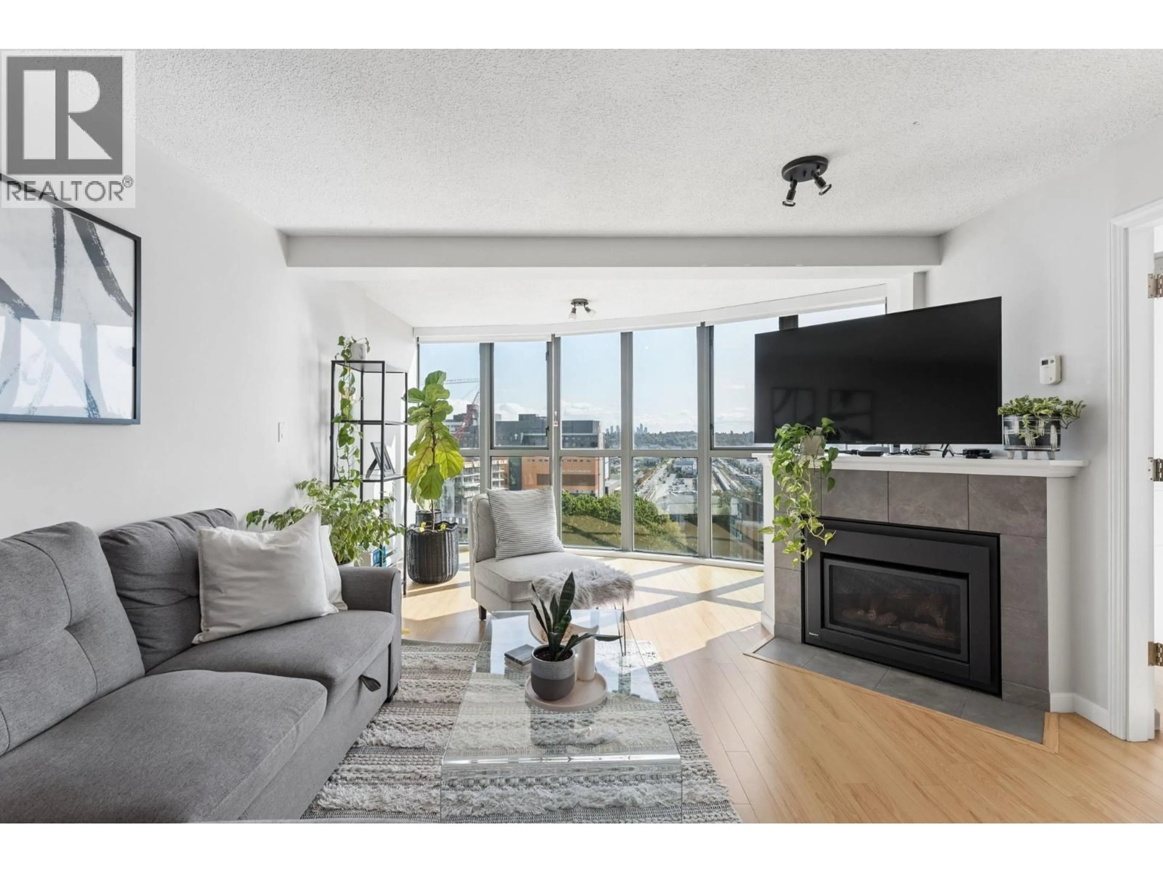 Living room with furniture, wood/laminate floor for 1603 - 1128 QUEBEC STREET, Vancouver British Columbia V6A4E1