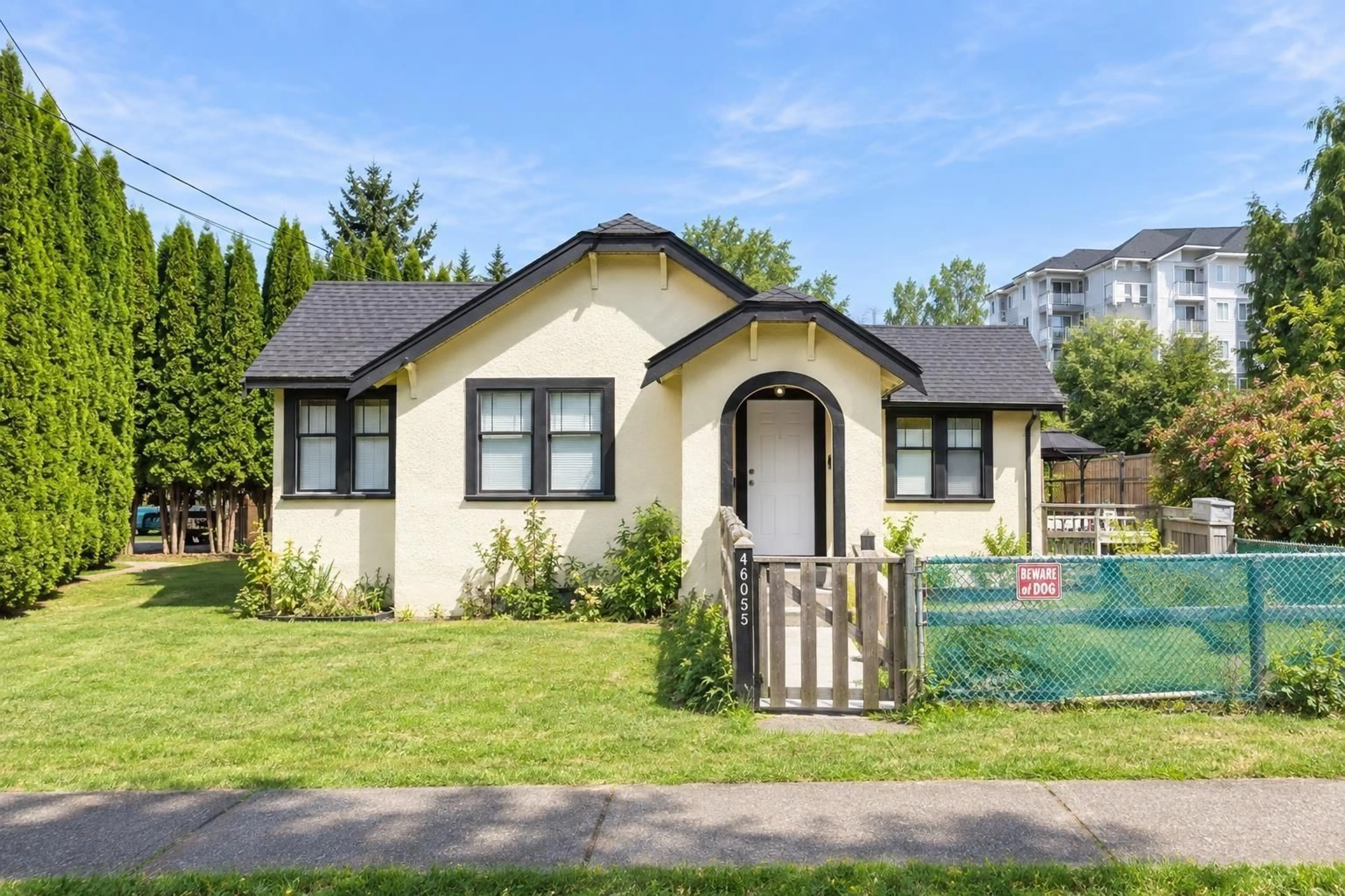 Home with vinyl exterior material, street for 46055 CLEVELAND AVENUE, Chilliwack British Columbia V2P2X2