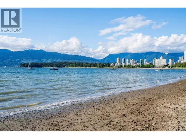 2015 CREELMAN AVENUE, Vancouver 2