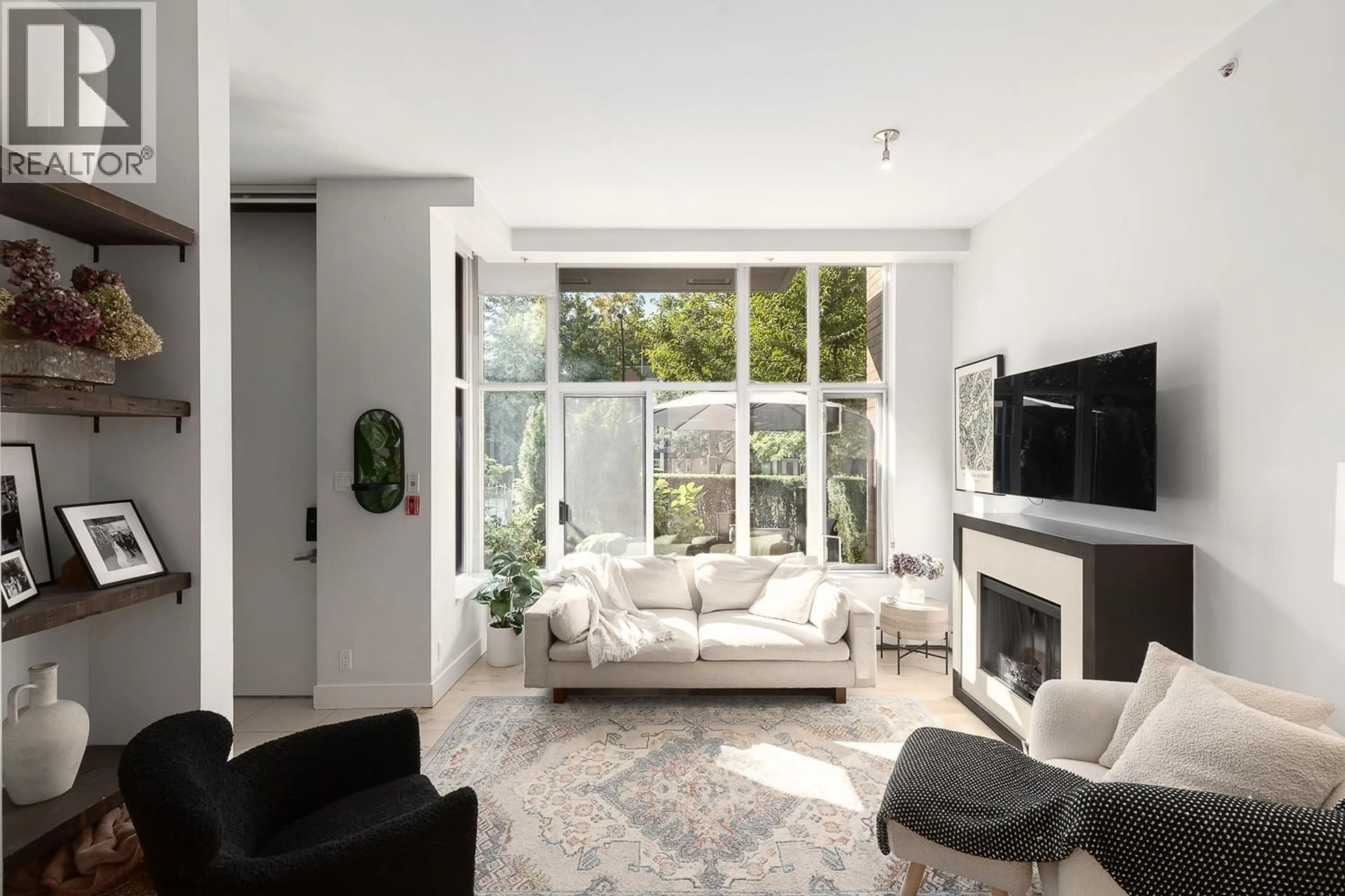 Living room with furniture, unknown for 14 - 166 13TH STREET, North Vancouver British Columbia V7M1N6