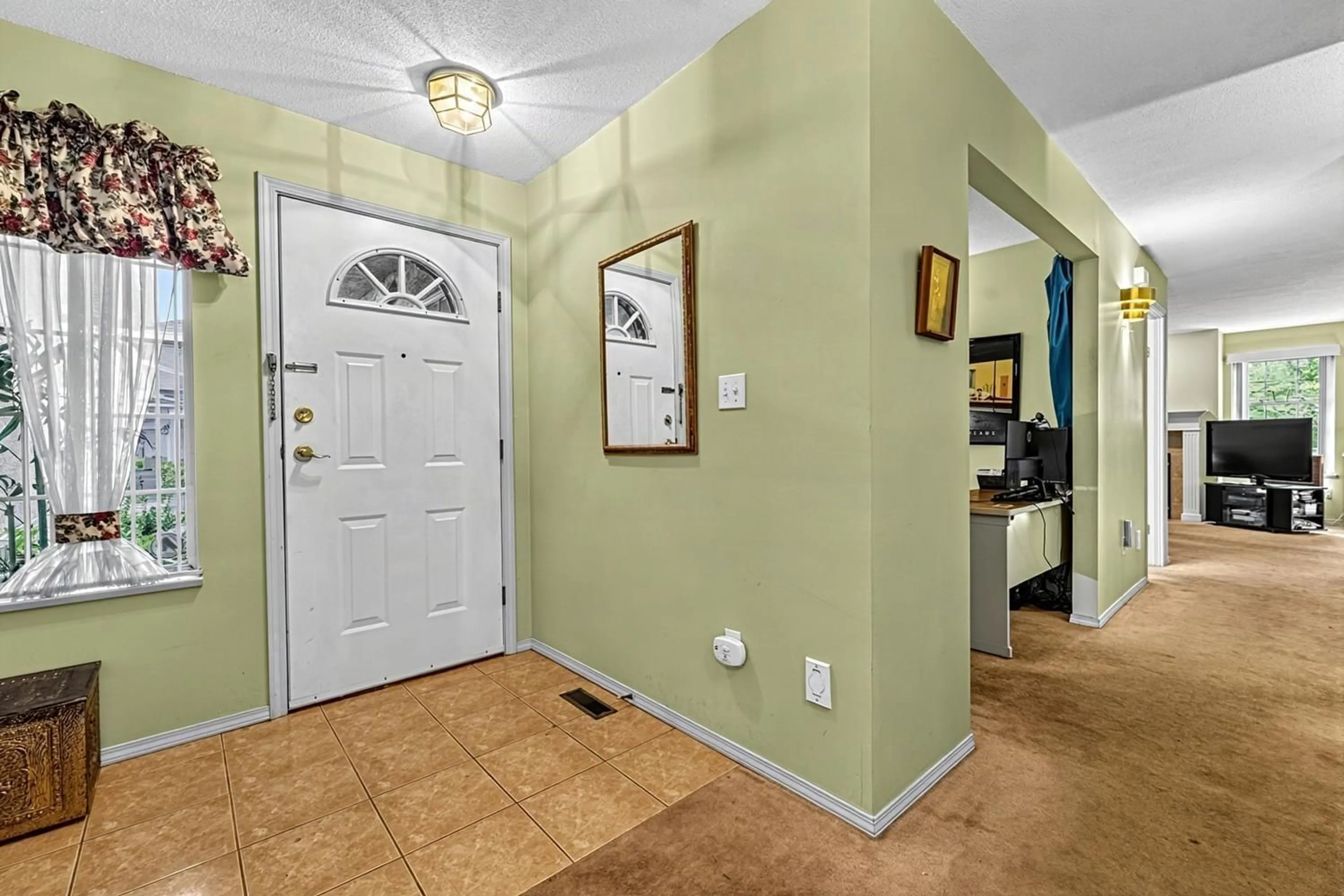 Indoor entryway for 132 - 14861 98 AVENUE, Surrey British Columbia V3R0A2