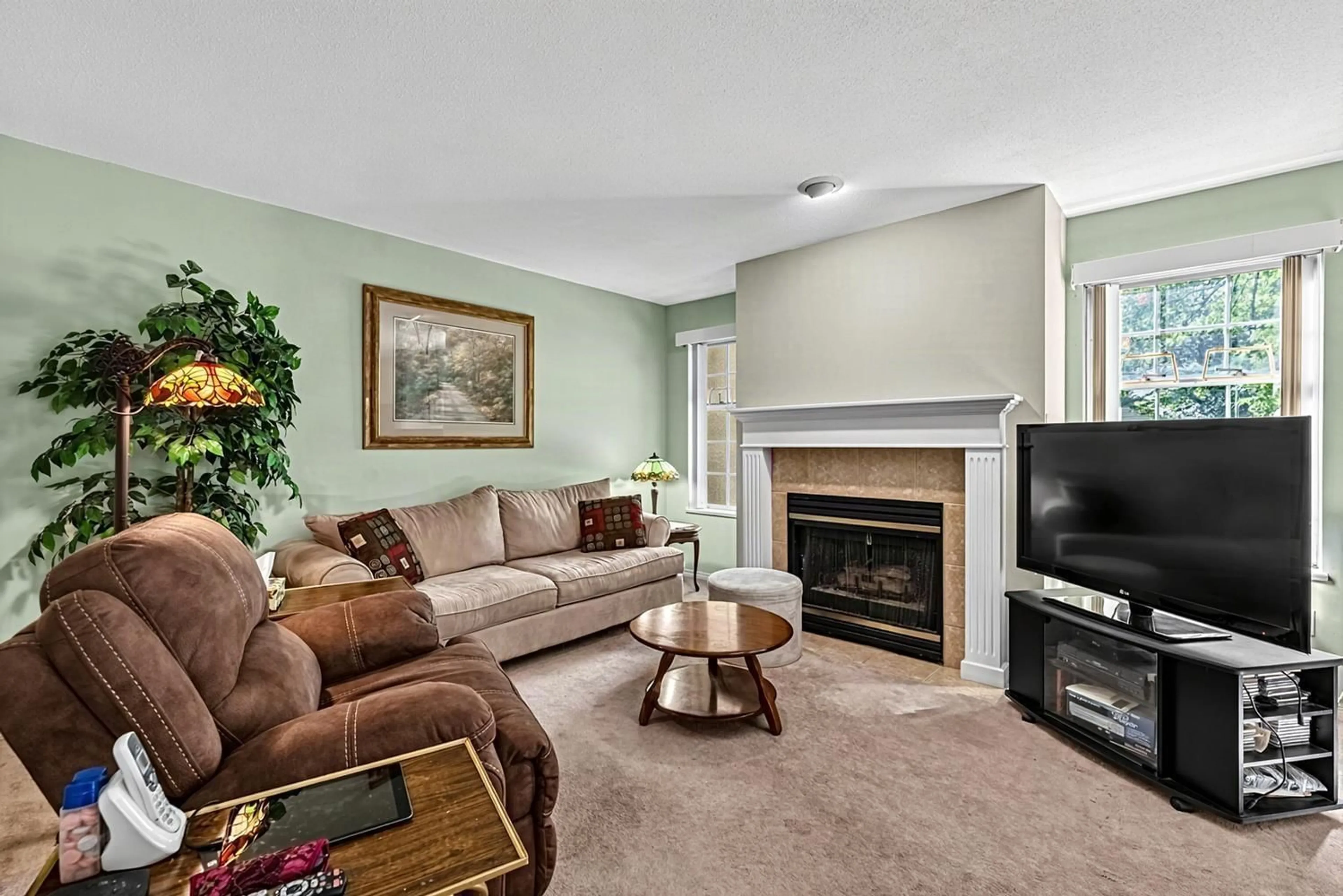 Living room with furniture, carpet floor for 132 - 14861 98 AVENUE, Surrey British Columbia V3R0A2