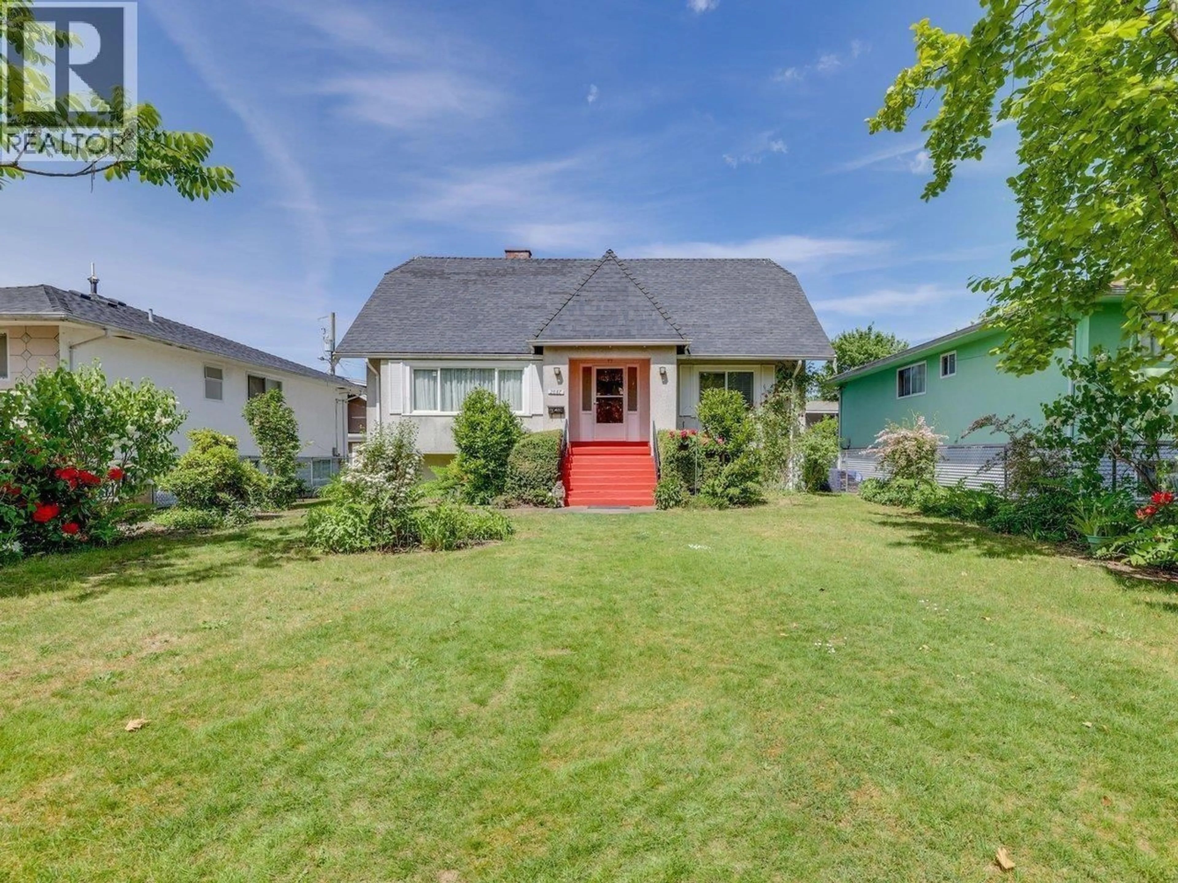 A pic from outside/outdoor area/front of a property/back of a property/a pic from drone, street for 2087 26TH AVENUE, Vancouver British Columbia V5N2W3