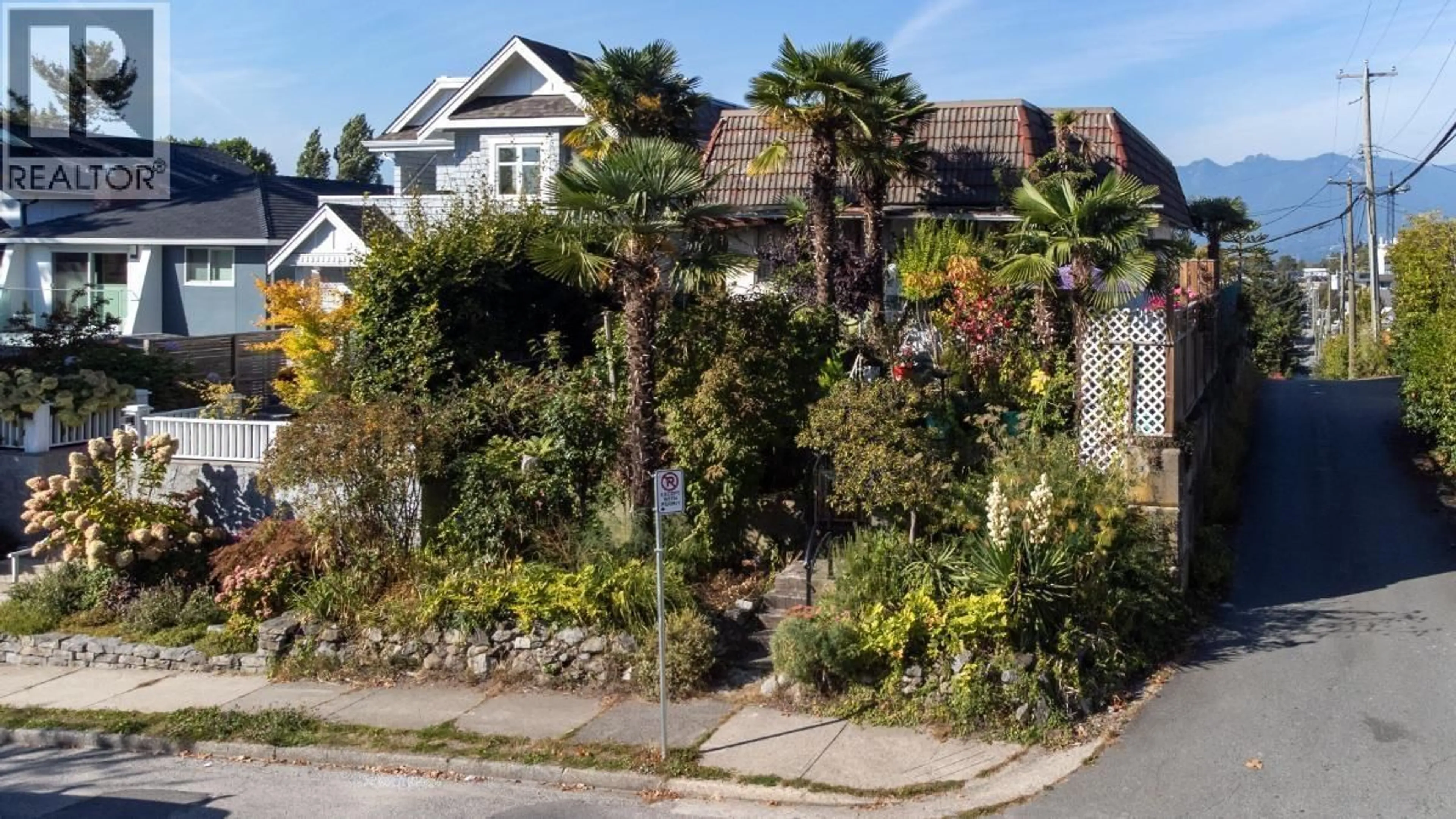A pic from outside/outdoor area/front of a property/back of a property/a pic from drone, street for 659 22ND AVENUE, Vancouver British Columbia V5V1V3