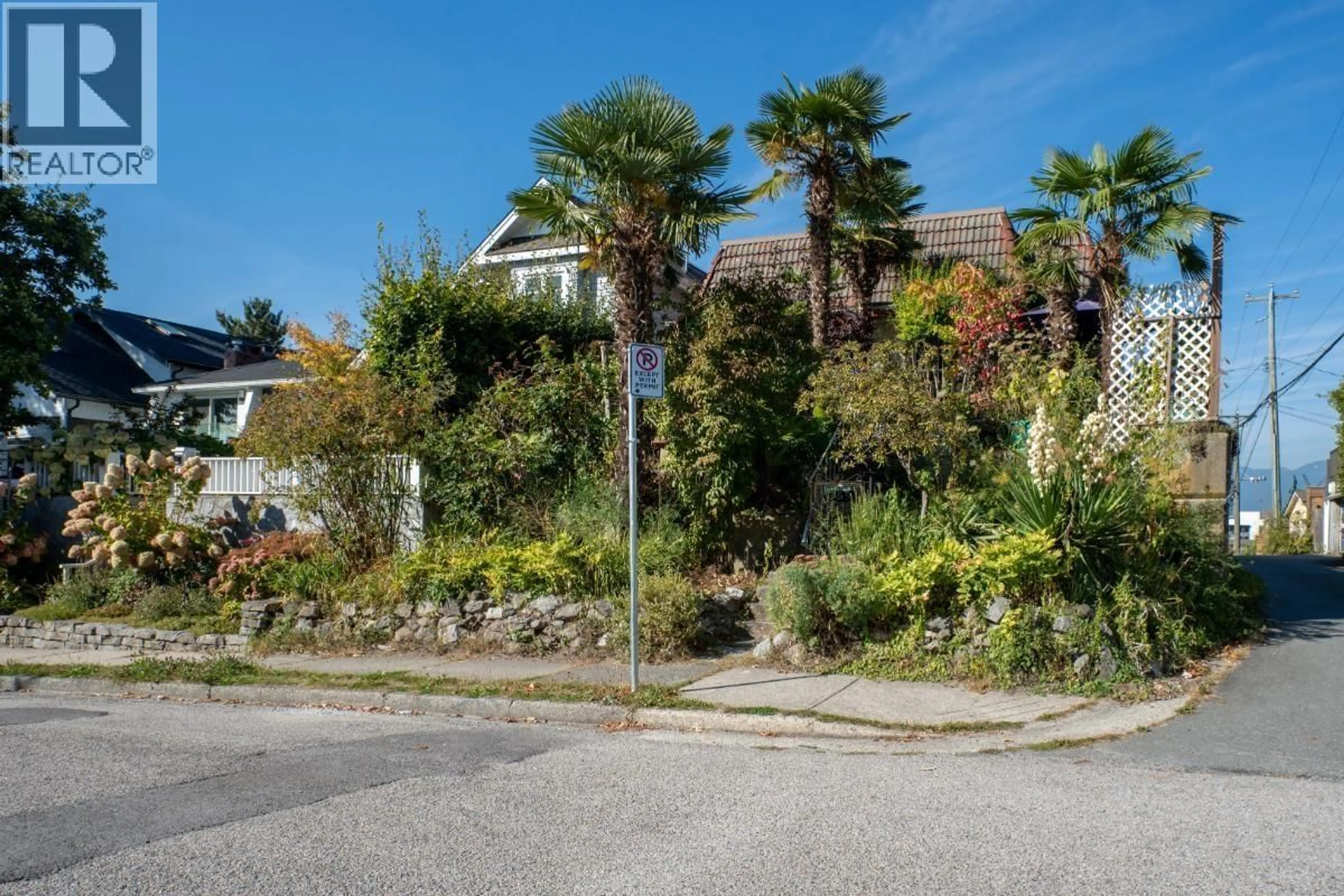 A pic from outside/outdoor area/front of a property/back of a property/a pic from drone, street for 659 22ND AVENUE, Vancouver British Columbia V5V1V3