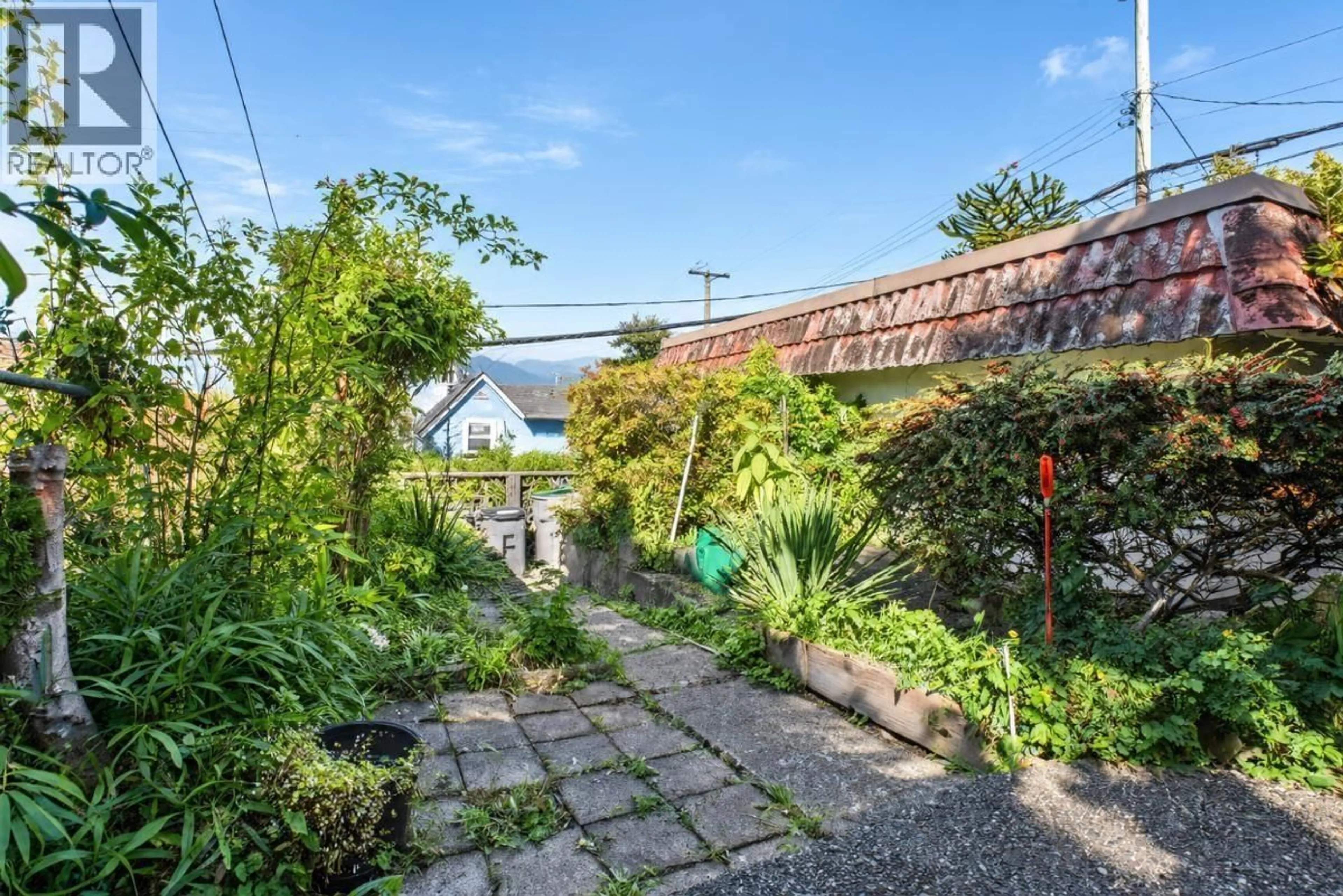 A pic from outside/outdoor area/front of a property/back of a property/a pic from drone, street for 659 22ND AVENUE, Vancouver British Columbia V5V1V3