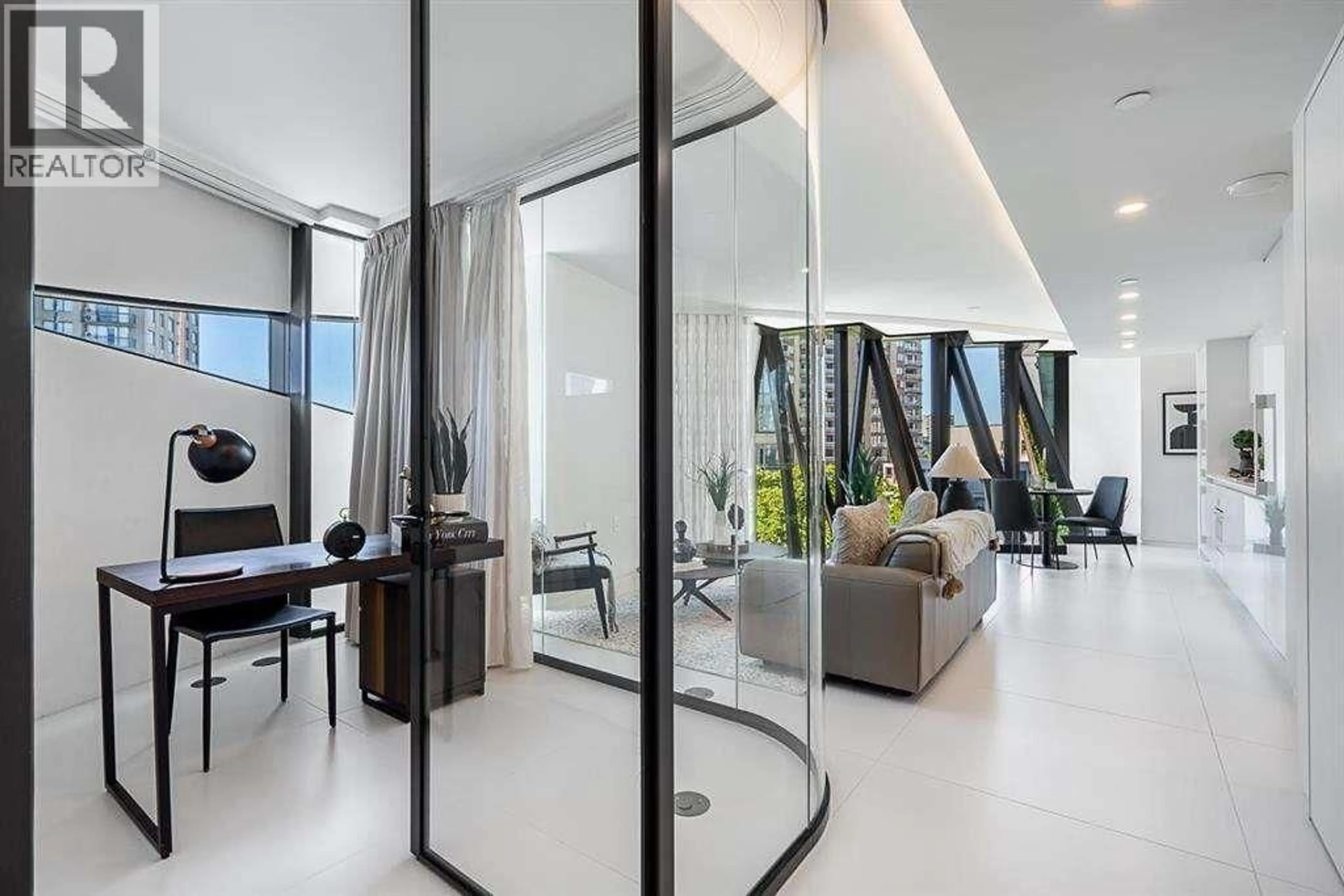 Indoor foyer for 703 - 1033 NELSON STREET, Vancouver British Columbia V6E0E5