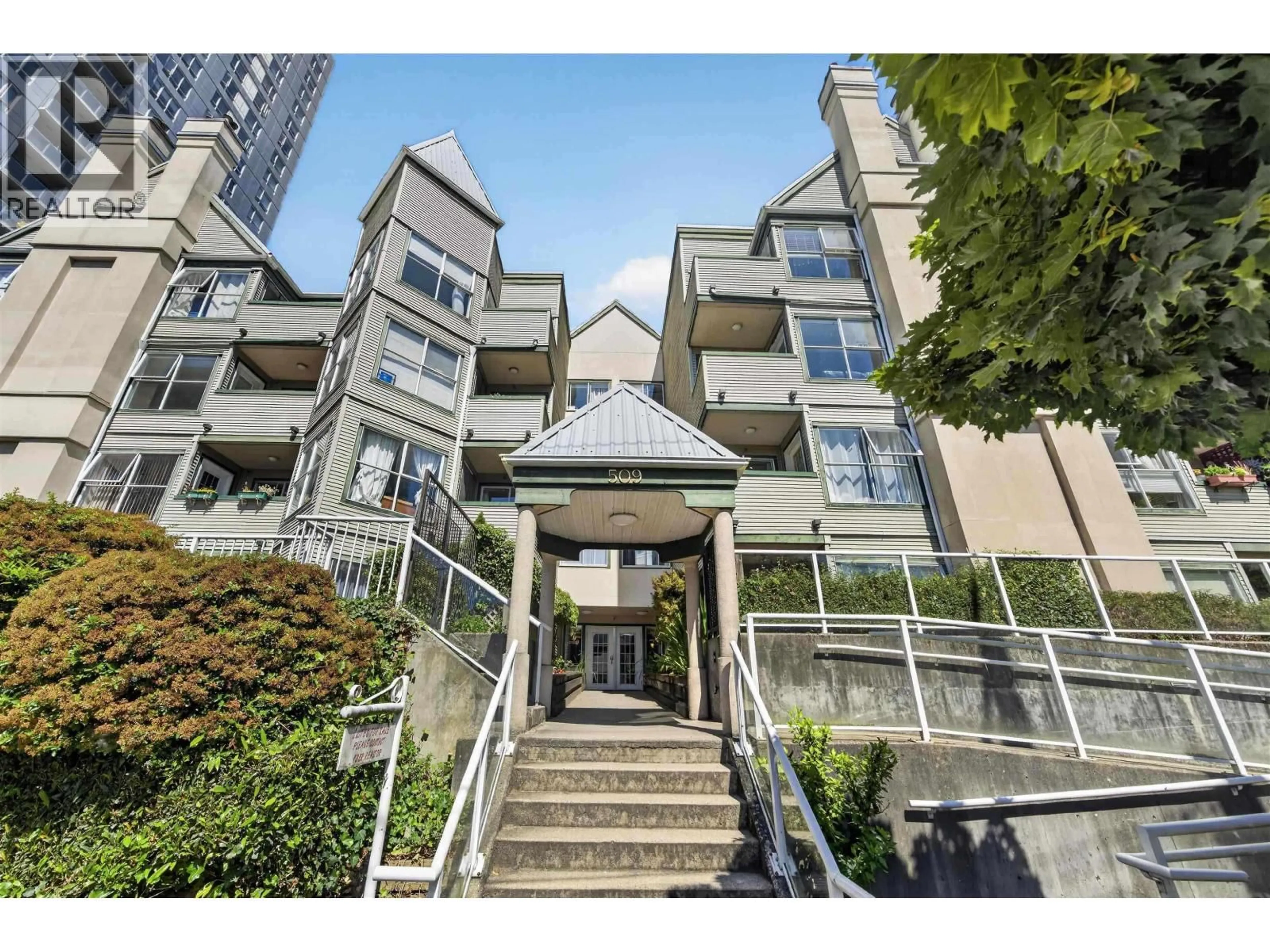 Indoor foyer for 106 - 509 CARNARVON STREET, New Westminster British Columbia V3L5S4