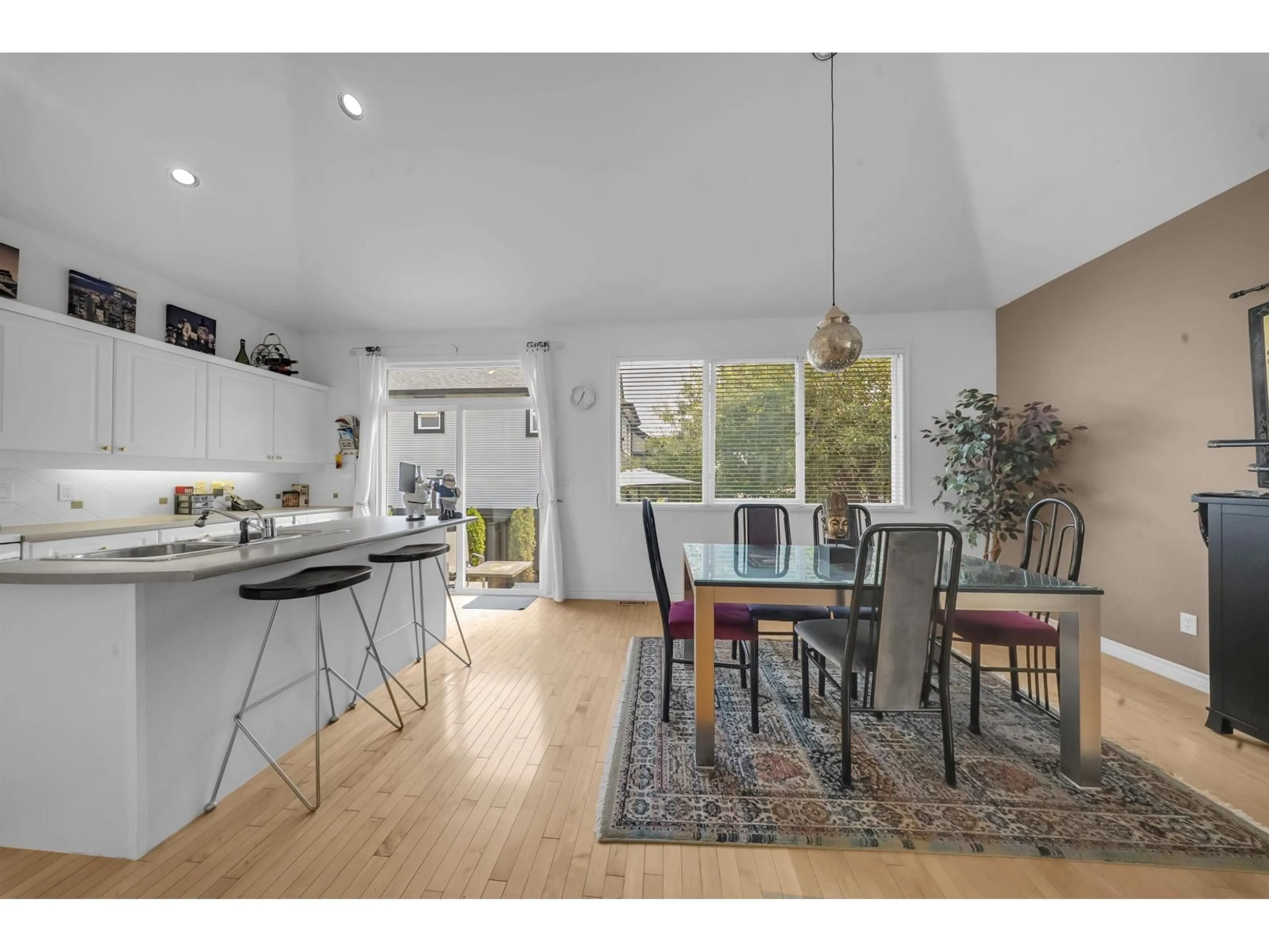 Open concept kitchen, wood/laminate floor for 7508 146 STREET, Surrey British Columbia V3S8T9