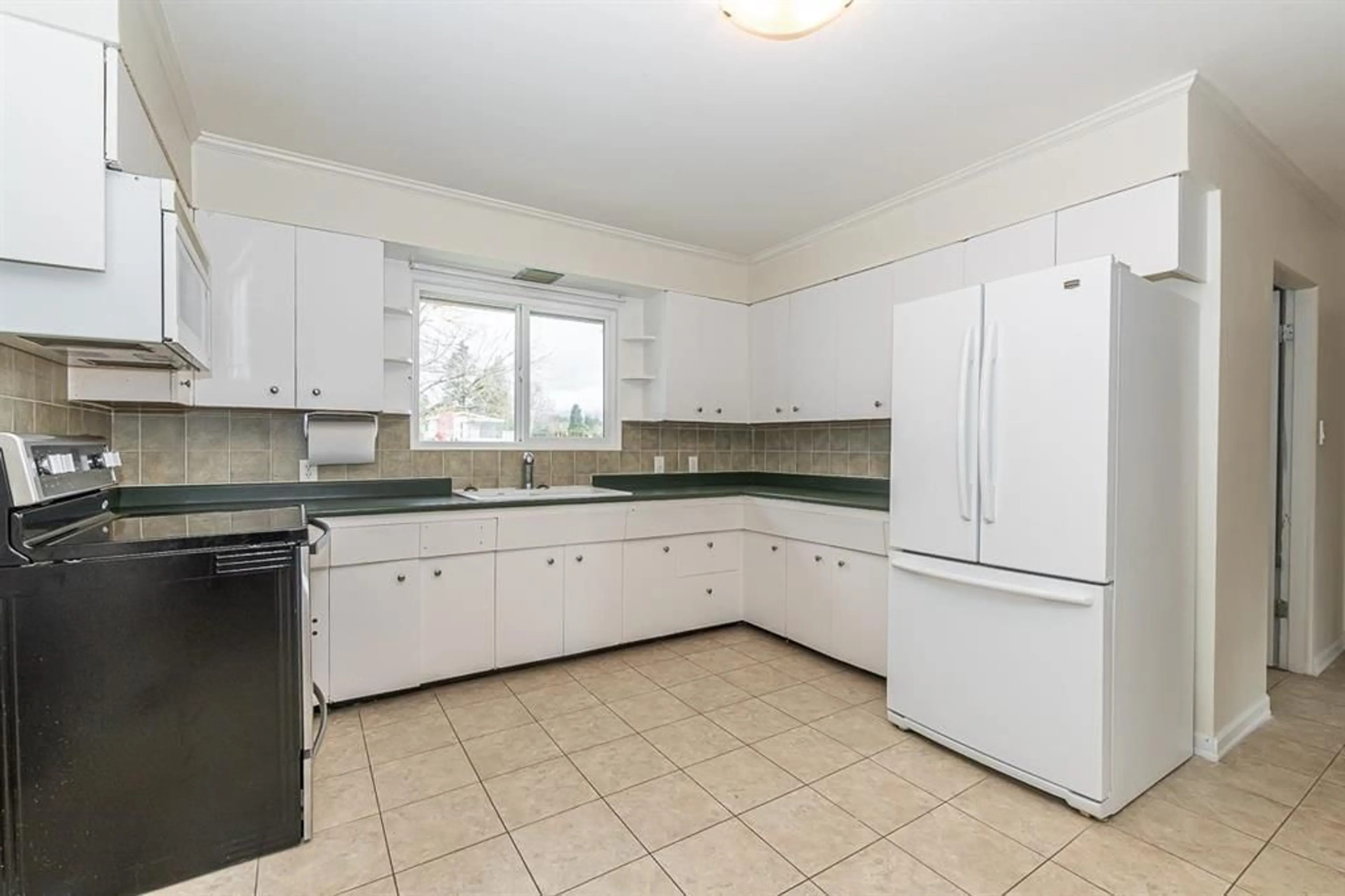 Standard kitchen, ceramic/tile floor for 46615 FRASER AVENUE, Chilliwack British Columbia V2P2L1