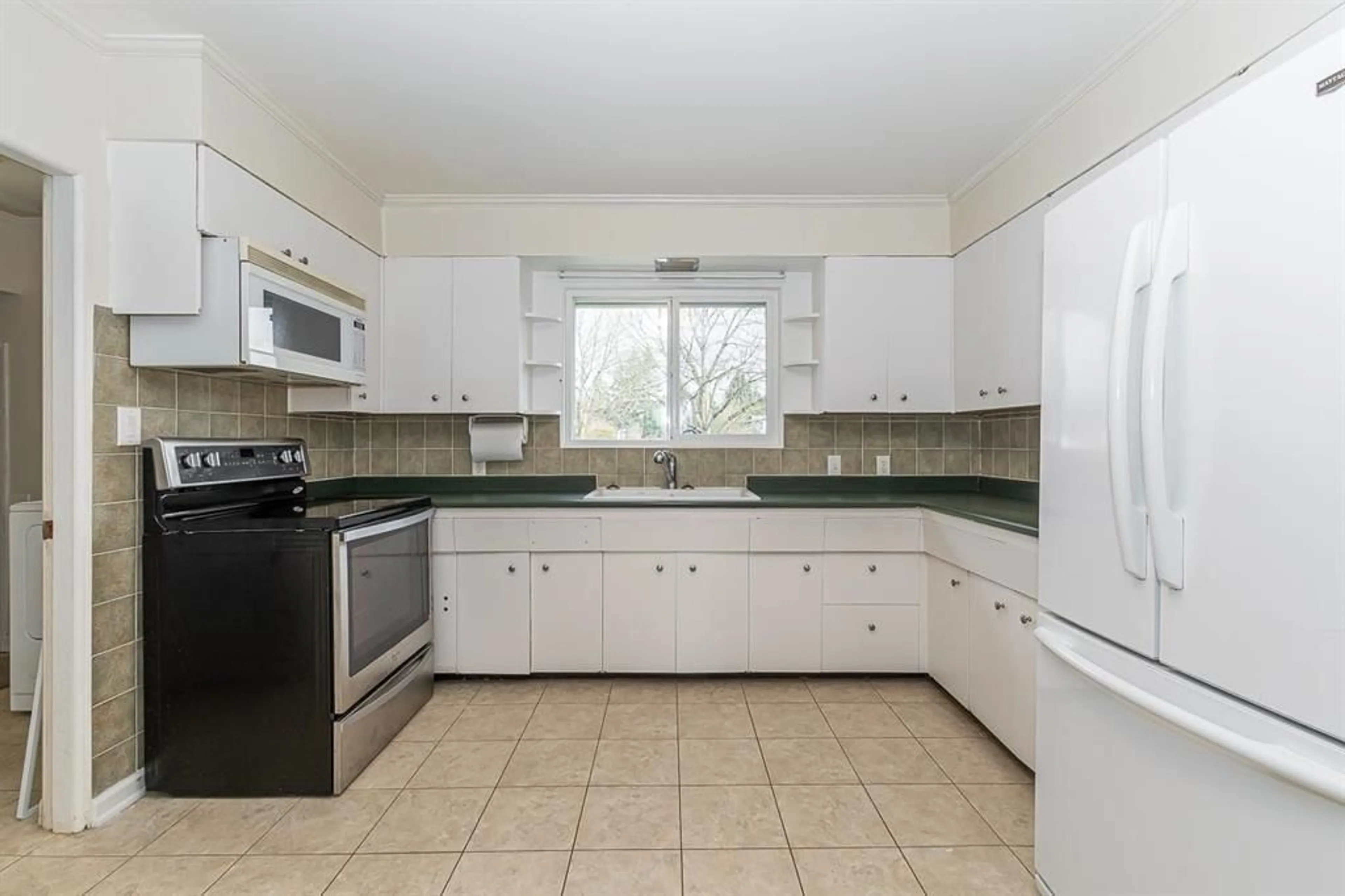 Standard kitchen, ceramic/tile floor for 46615 FRASER AVENUE, Chilliwack British Columbia V2P2L1
