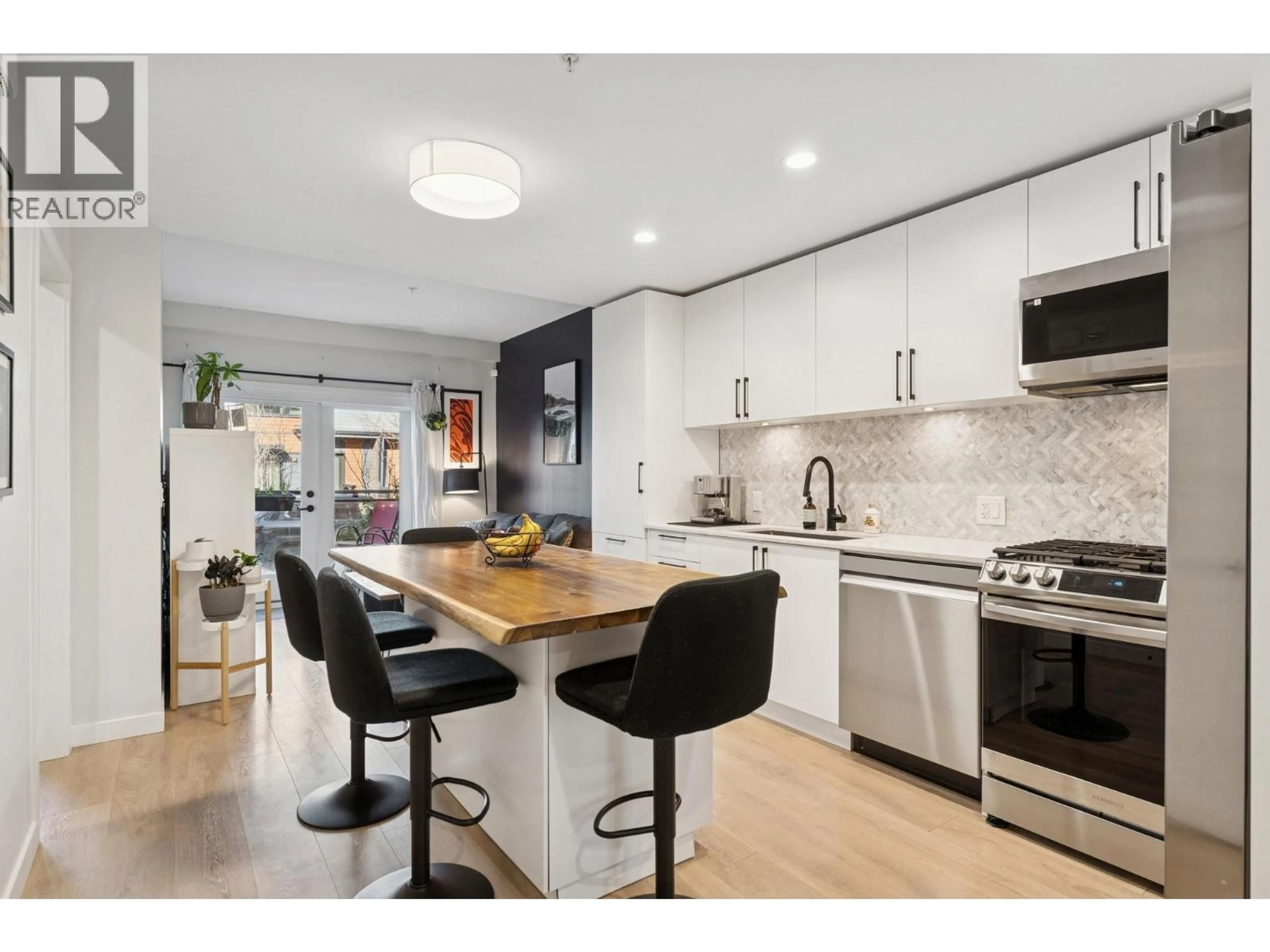Open concept kitchen, unknown for 142 - 545 2ND STREET, North Vancouver British Columbia V7L1E1