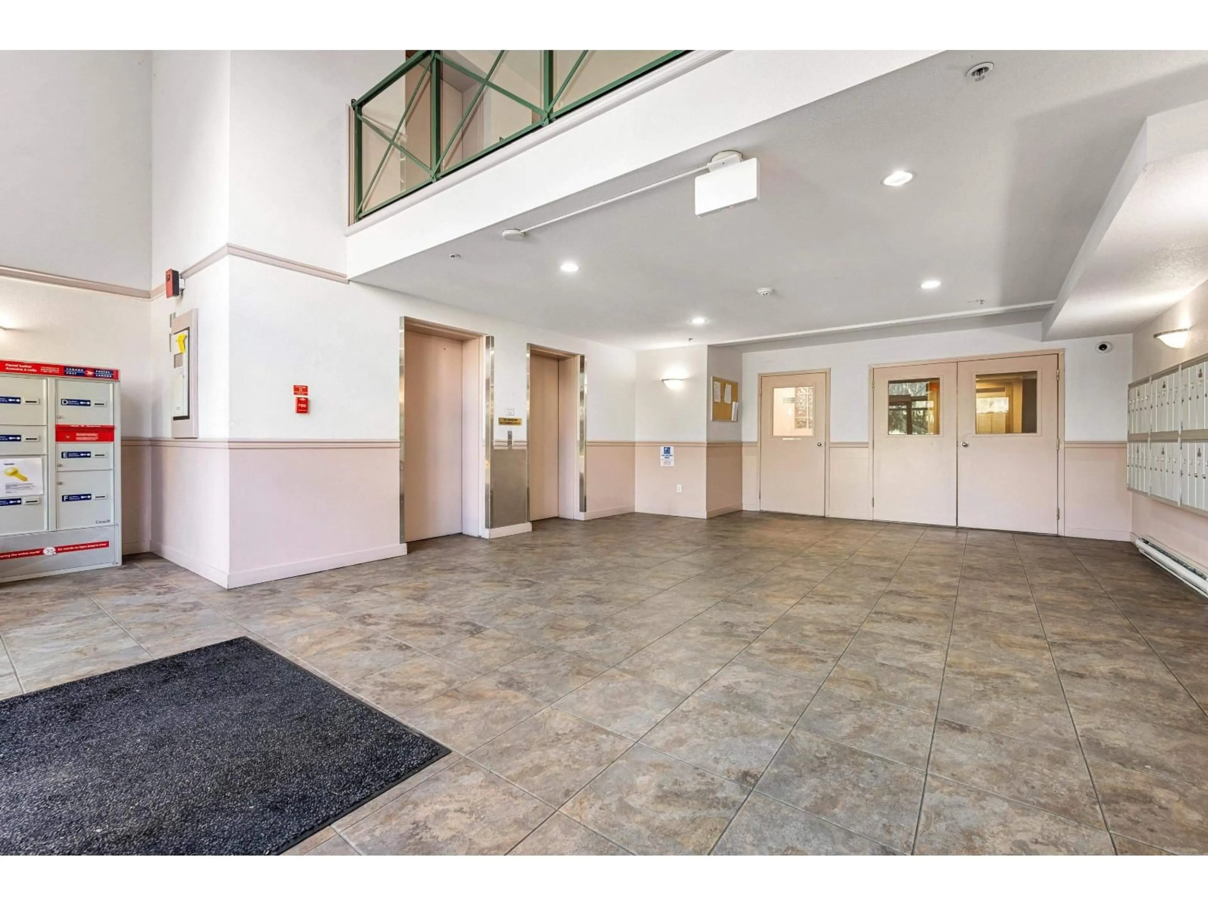 Indoor foyer for 409 - 2962 TRETHEWEY STREET, Abbotsford British Columbia V2T4M3