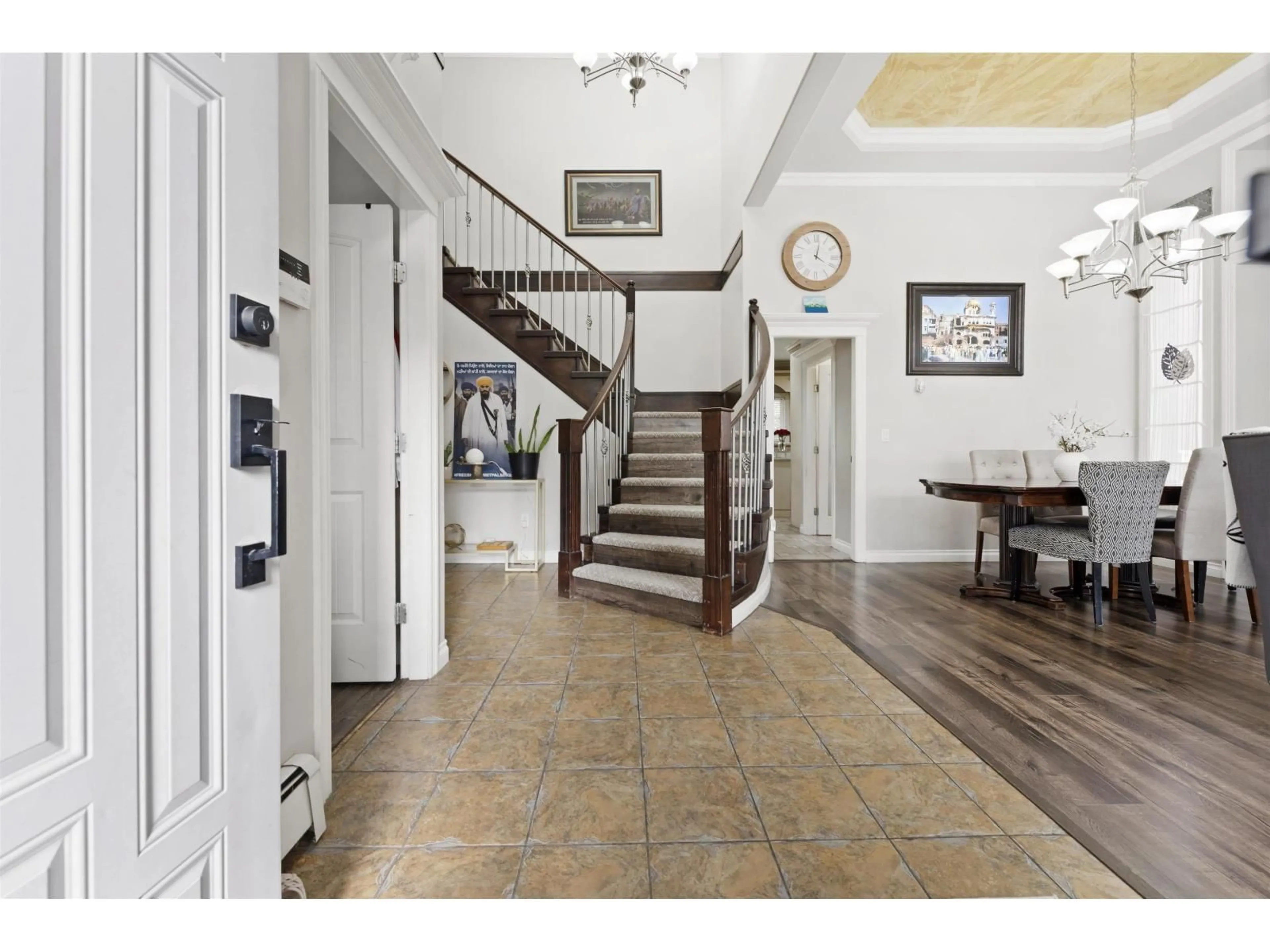 Indoor foyer for 6160 127 STREET, Surrey British Columbia V3X3M6