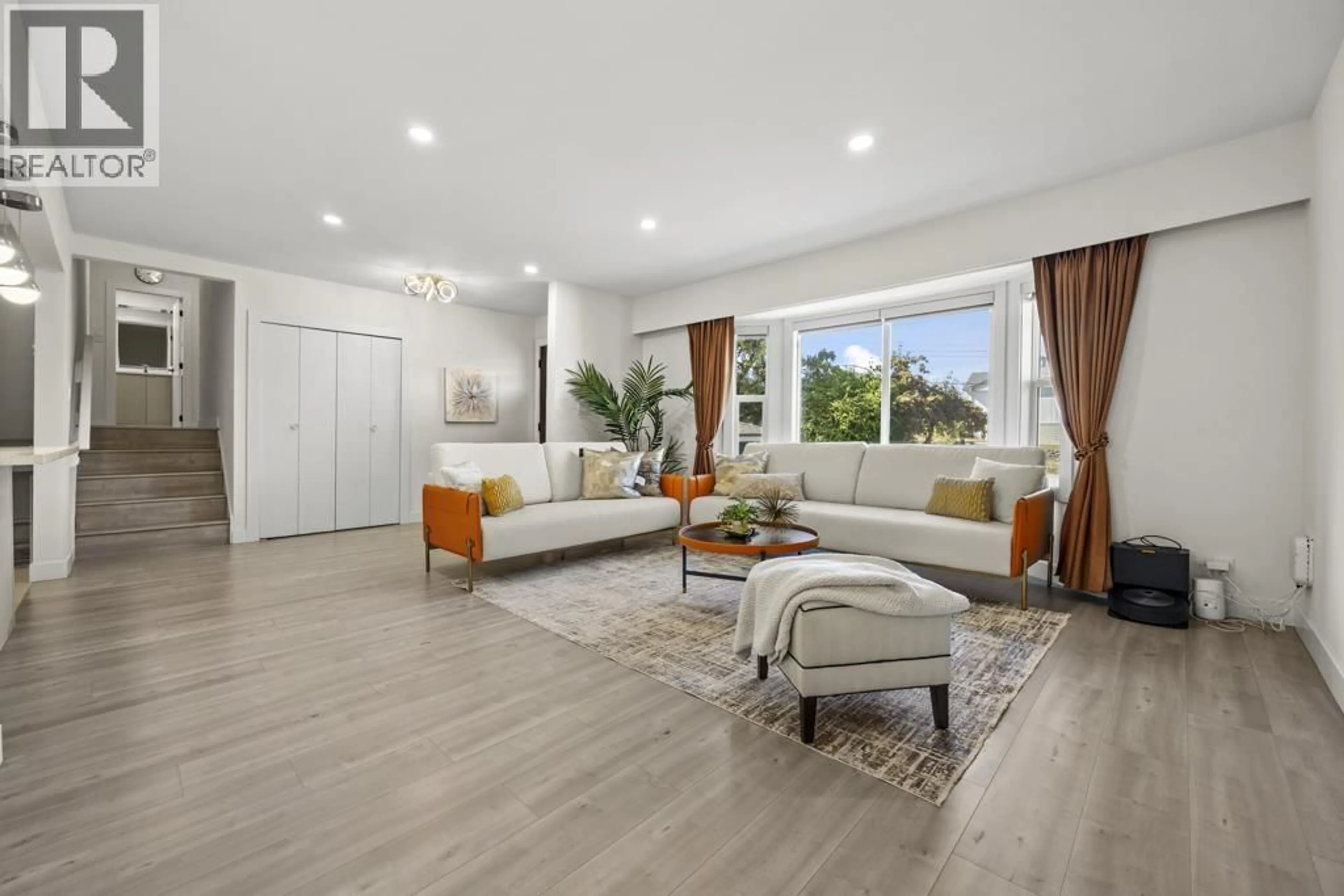 Living room with furniture, unknown for 4936 BARKER CRESCENT, Burnaby British Columbia V5G3G5