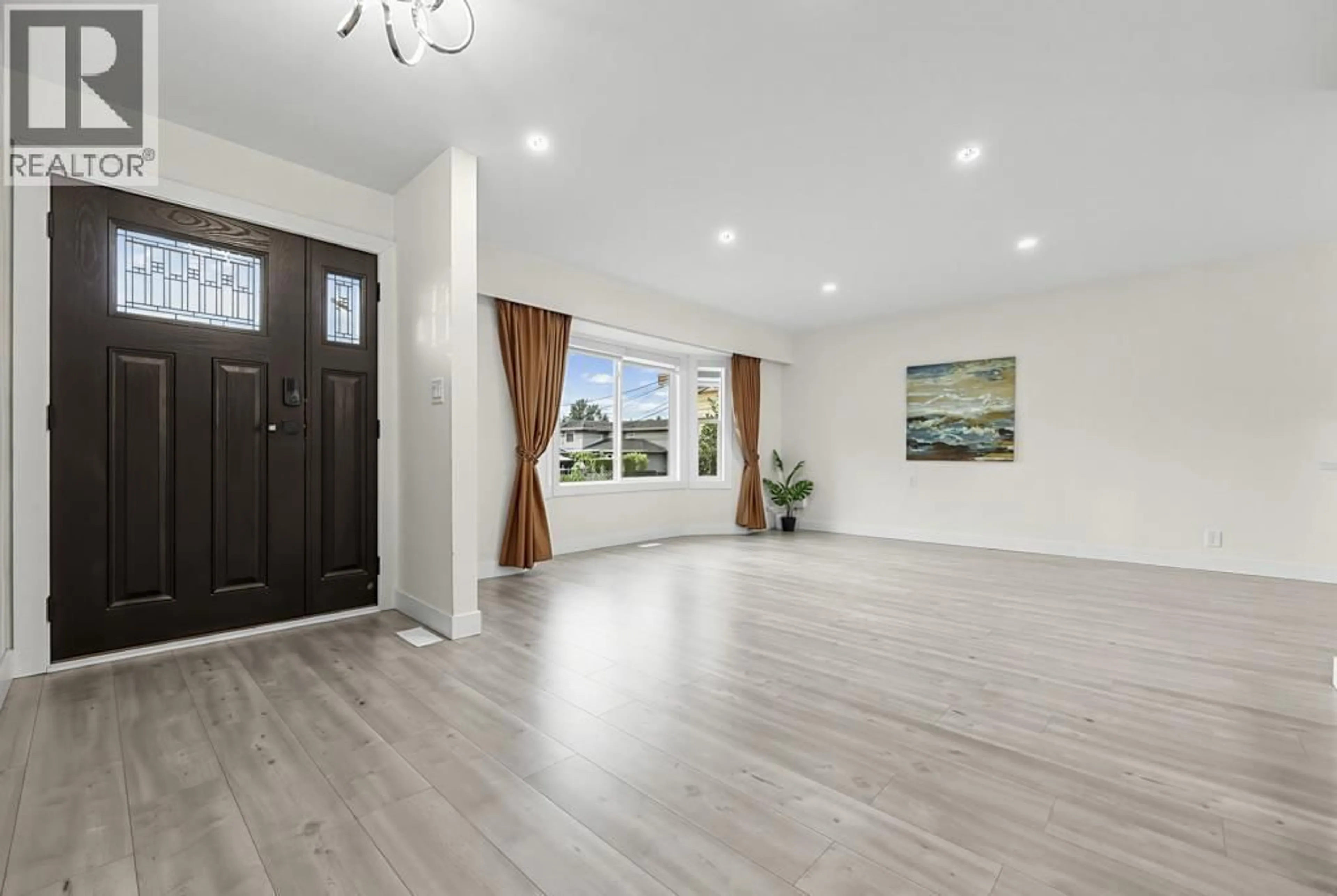 Indoor entryway for 4936 BARKER CRESCENT, Burnaby British Columbia V5G3G5
