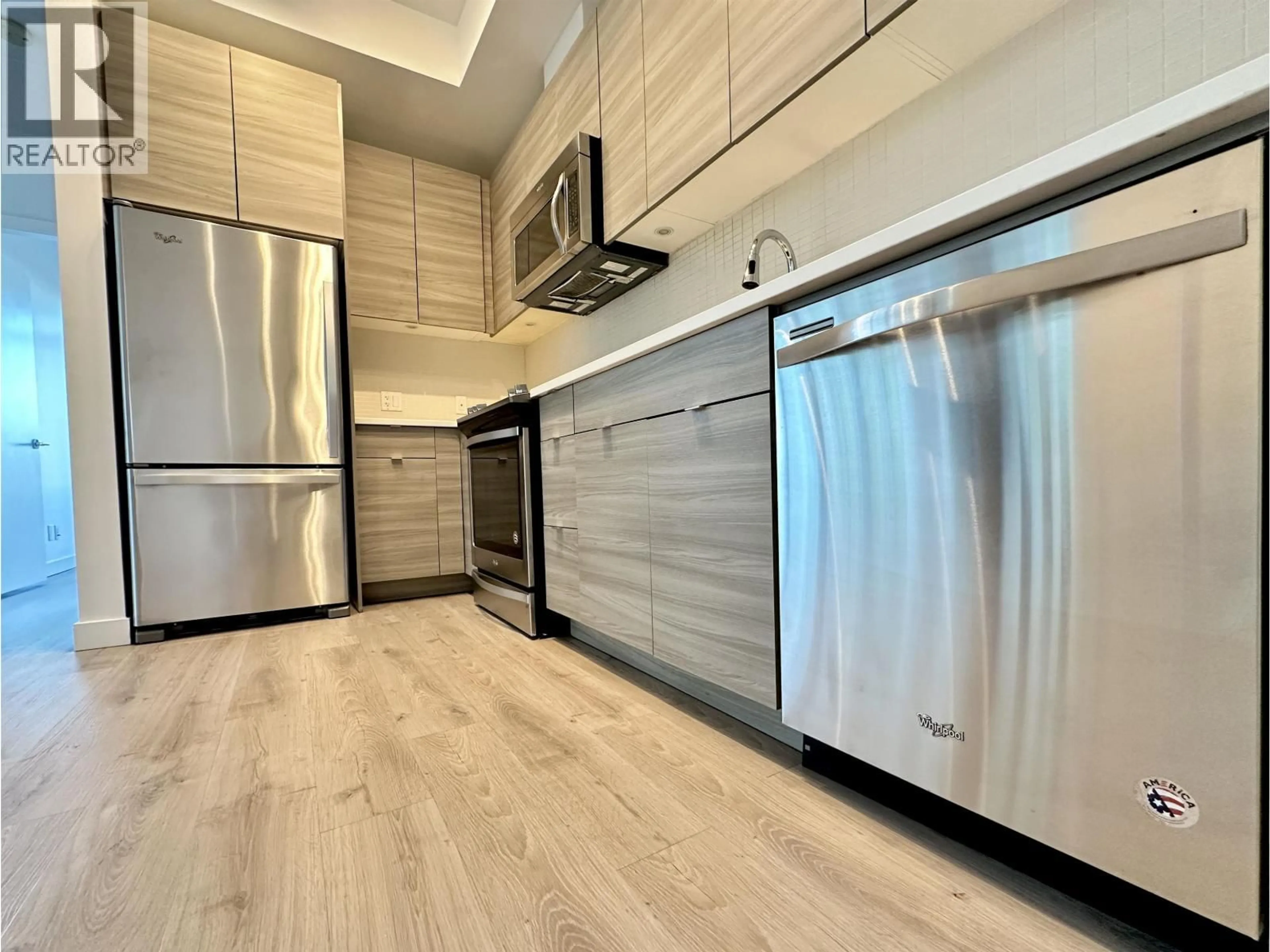 Open concept kitchen, wood/laminate floor for 203 - 200 NELSON'S CRESCENT, New Westminster British Columbia V3L0H4