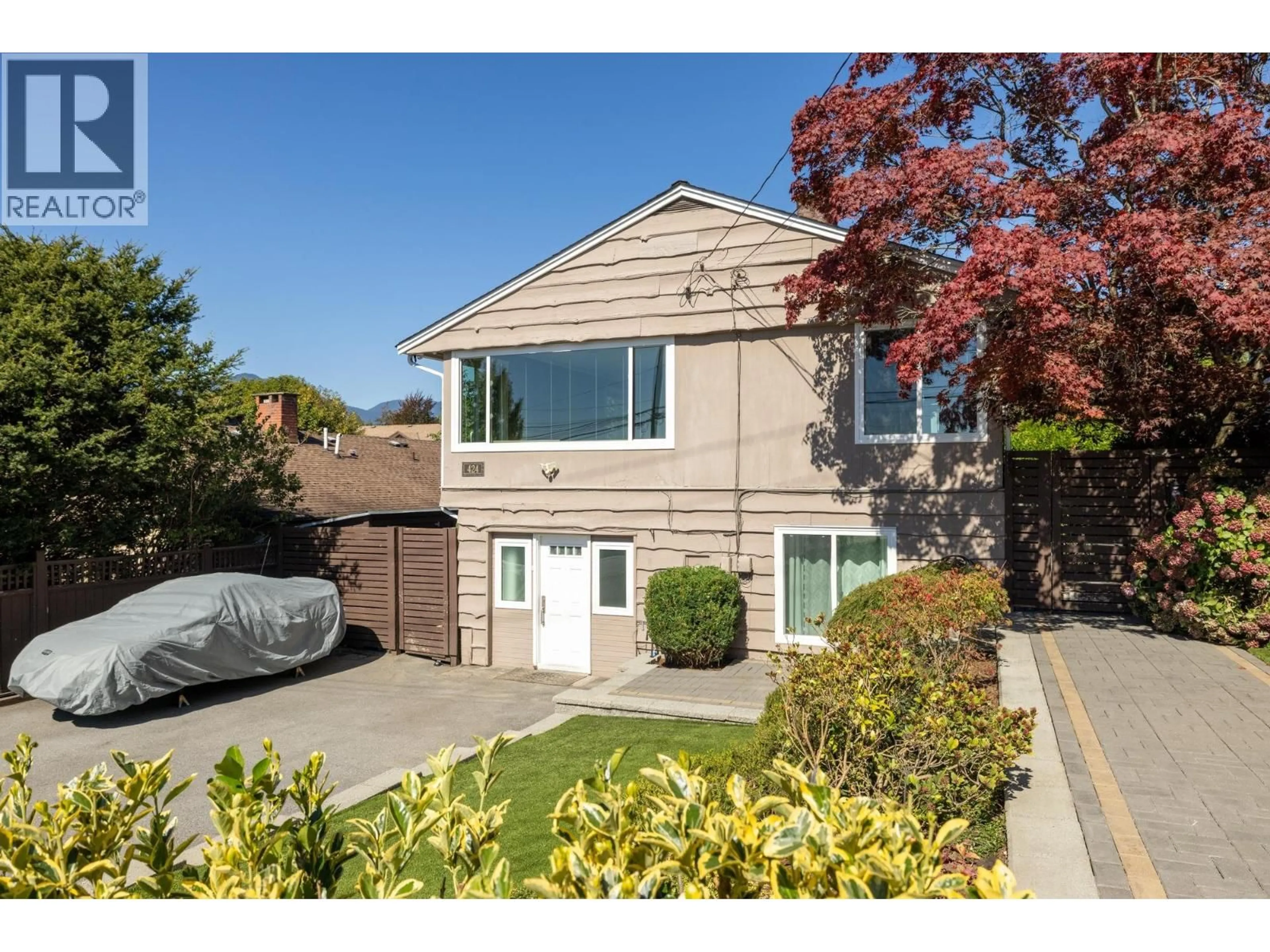 Home with vinyl exterior material, street for 424 QUEENS ROAD, North Vancouver British Columbia V7N2K7