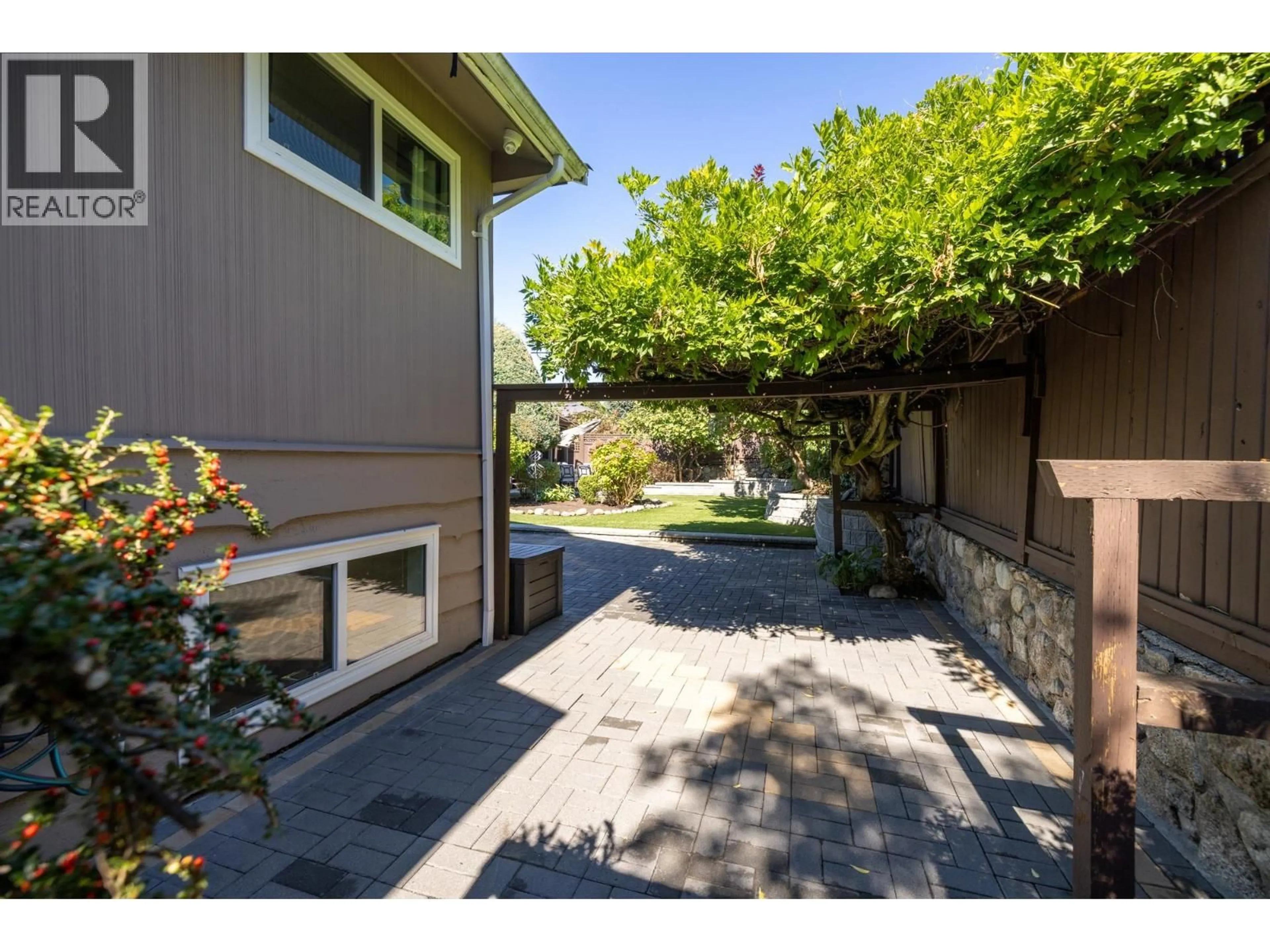 Patio, street for 424 QUEENS ROAD, North Vancouver British Columbia V7N2K7