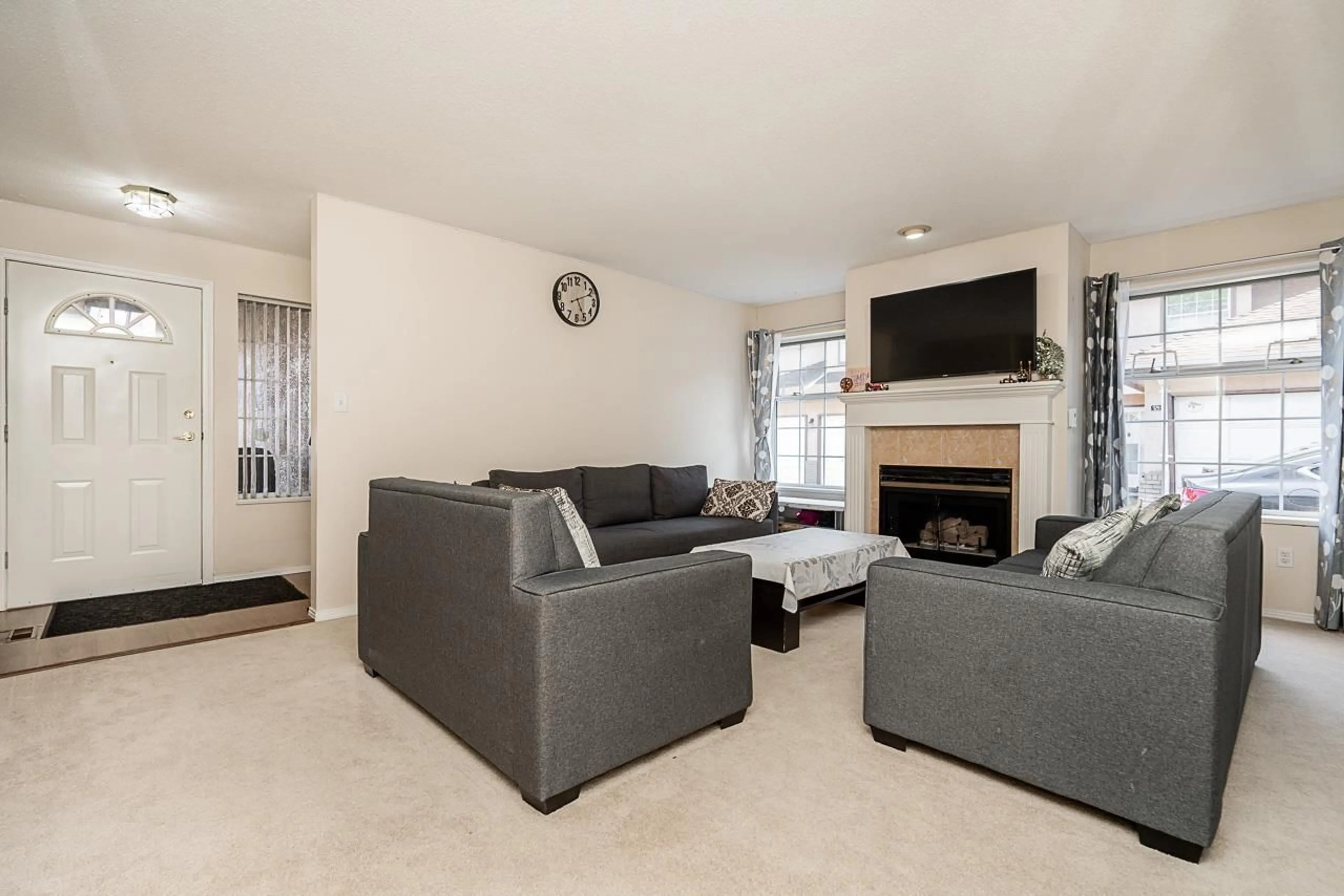 Living room with furniture, unknown for 128 - 14861 98 AVENUE, Surrey British Columbia V3R0A2