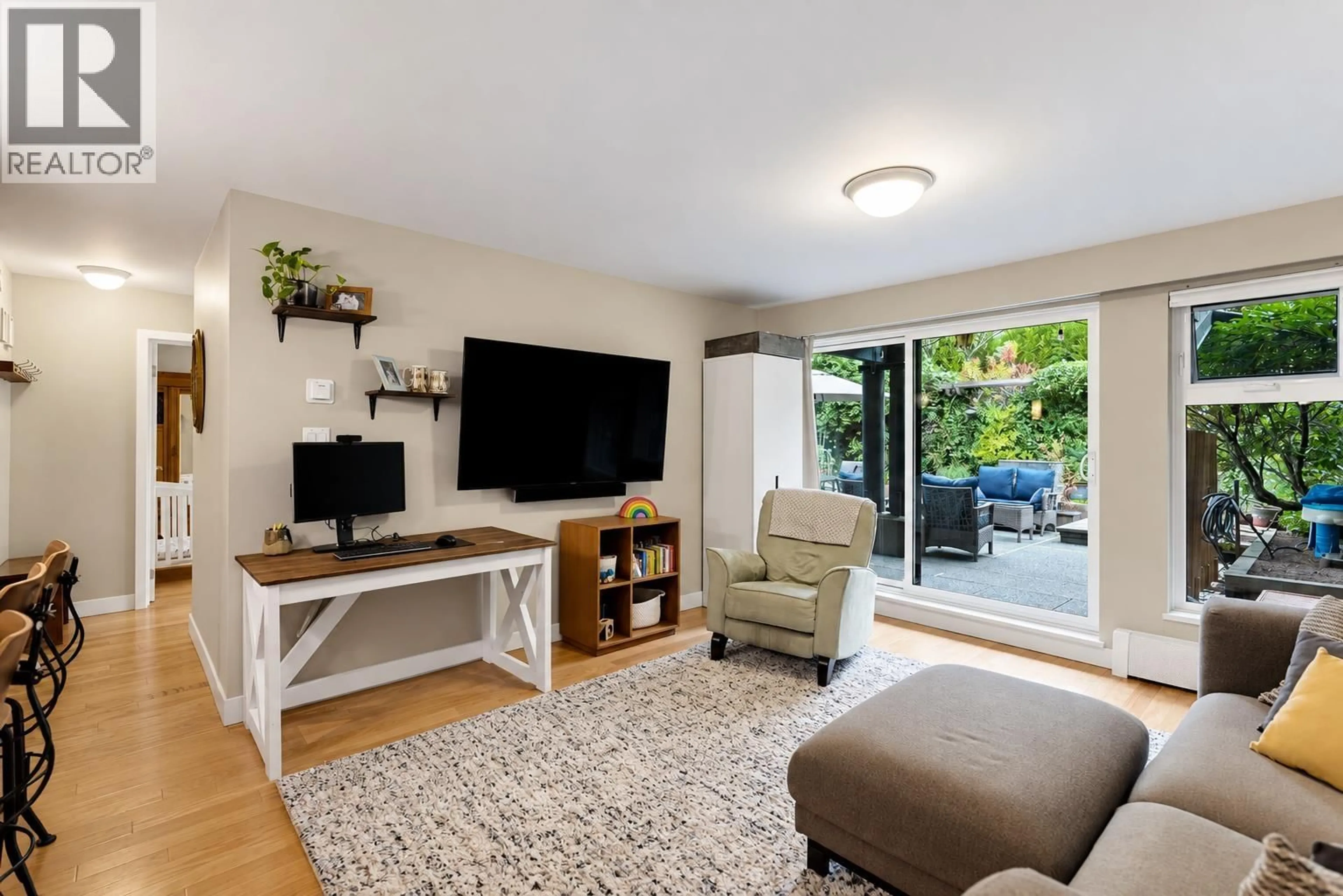 Living room with furniture, unknown for 204 - 7377 SALISBURY AVENUE, Burnaby British Columbia V5E4B2
