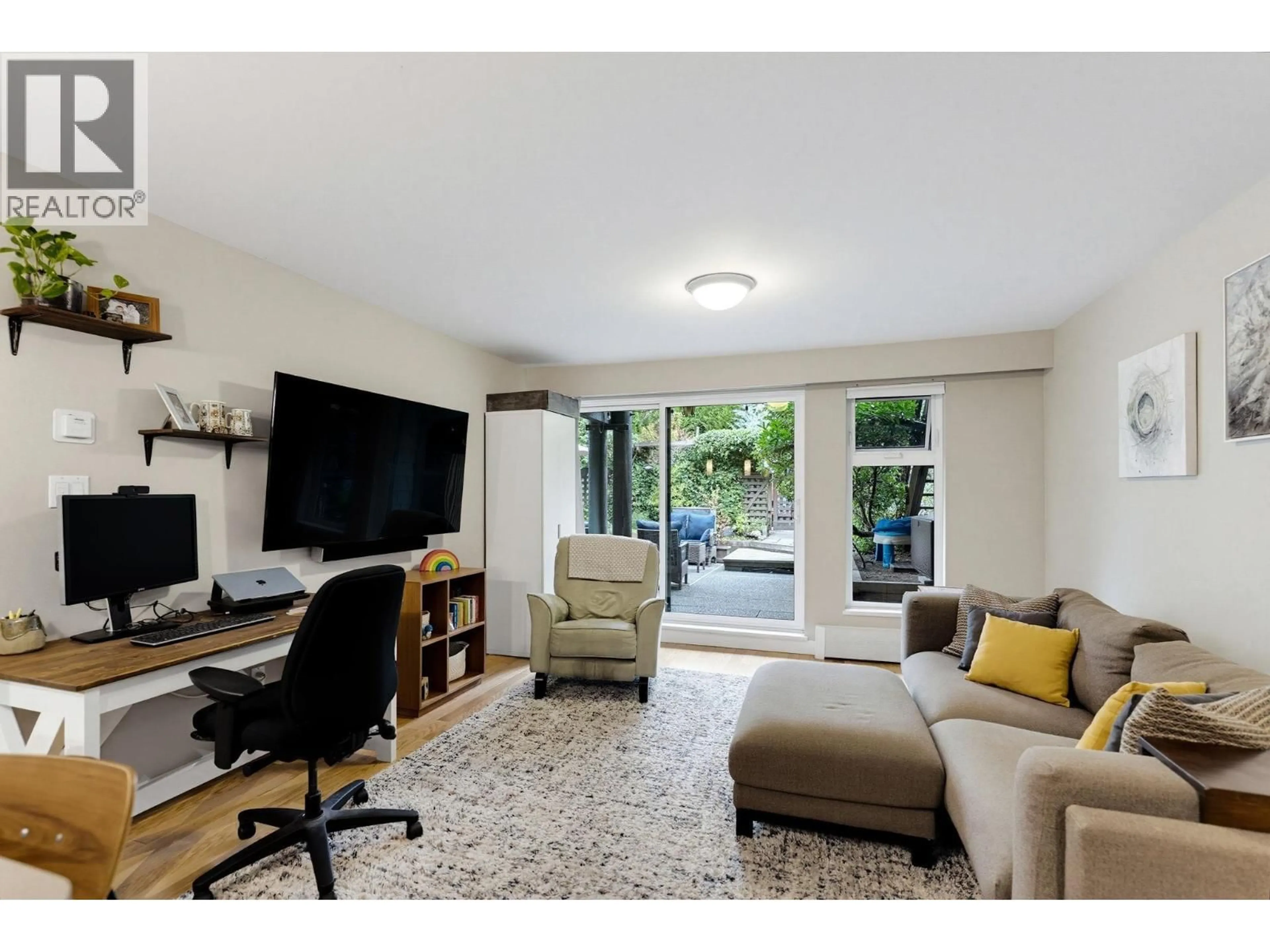 Living room with furniture, unknown for 204 - 7377 SALISBURY AVENUE, Burnaby British Columbia V5E4B2