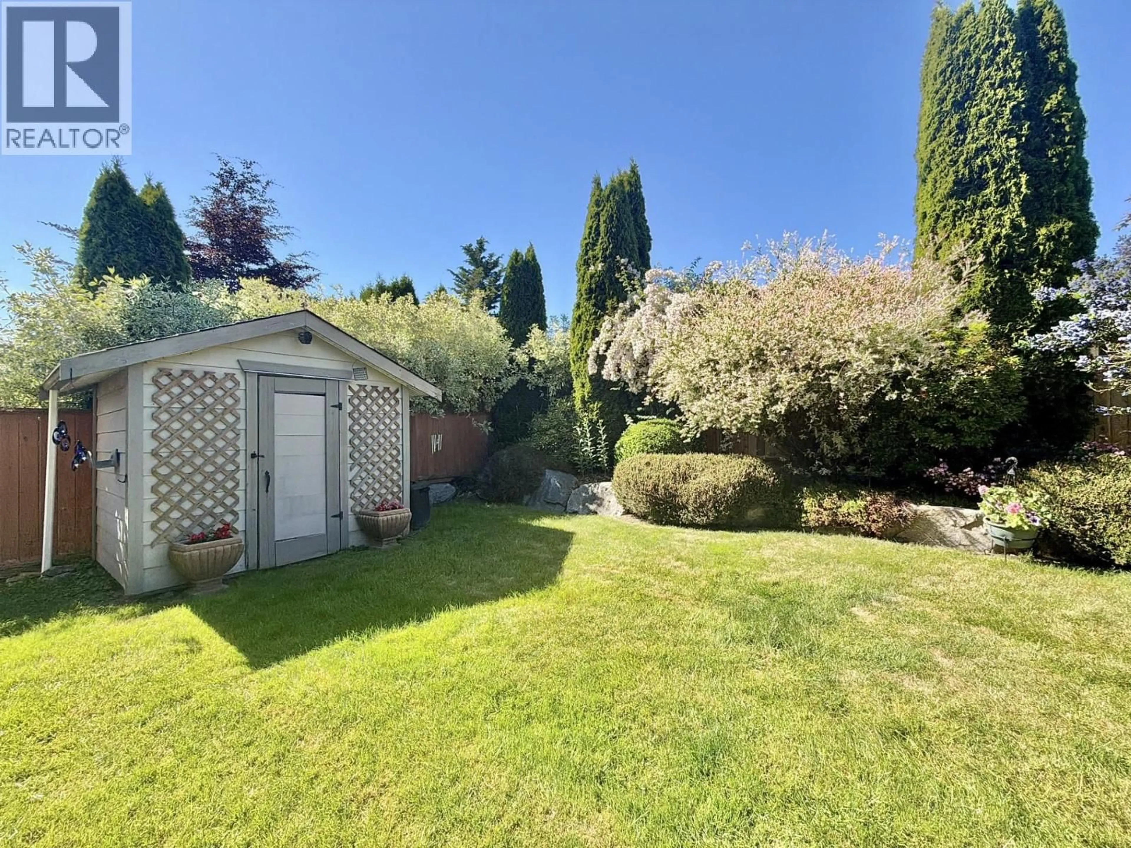 A pic from outside/outdoor area/front of a property/back of a property/a pic from drone, unknown for 910 OCEANMOUNT BOULEVARD, Gibsons British Columbia V0N1V8