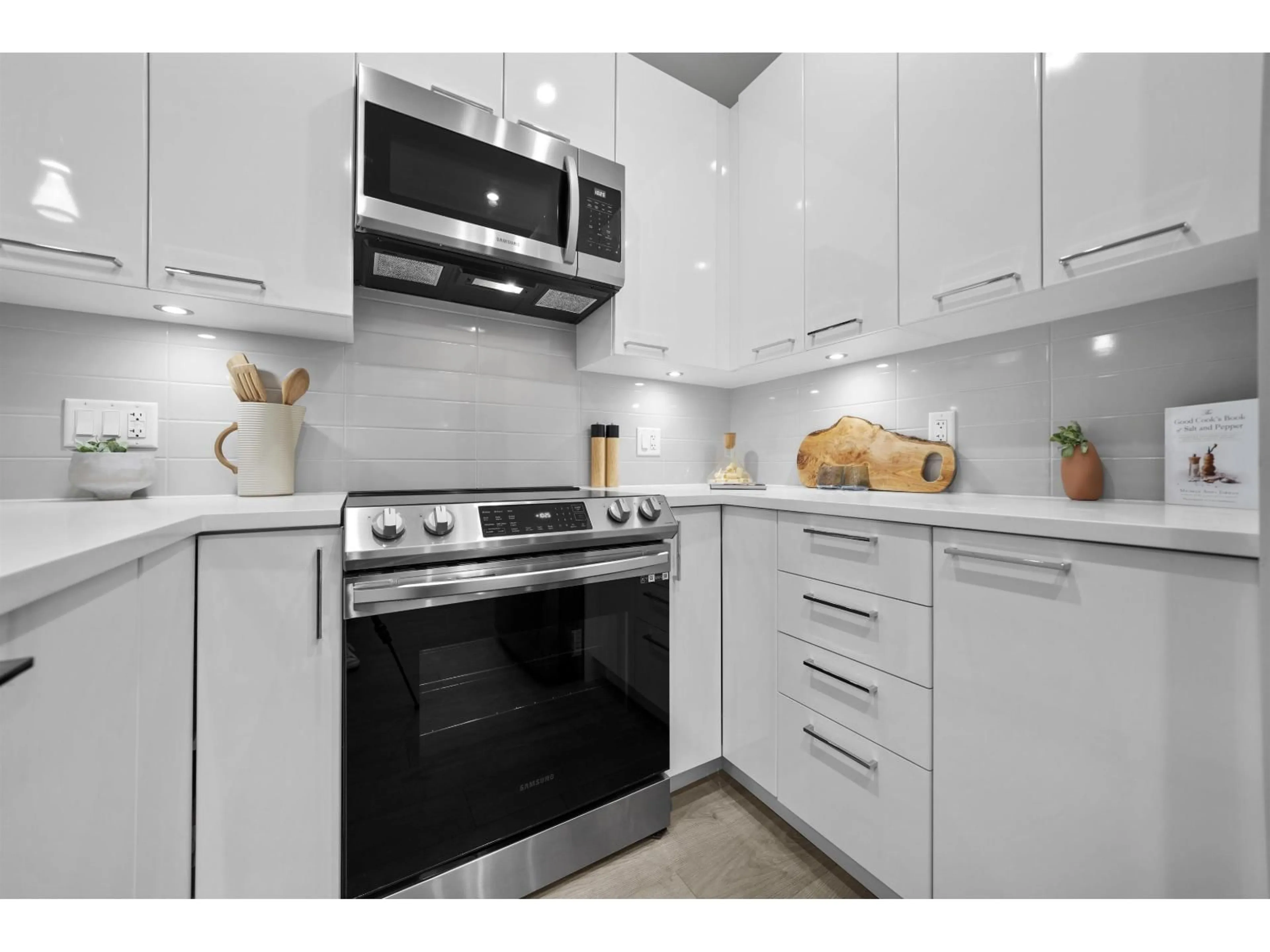 Standard kitchen, ceramic/tile floor for 206 - 7375 HORNE STREET, Mission British Columbia V0V0V0