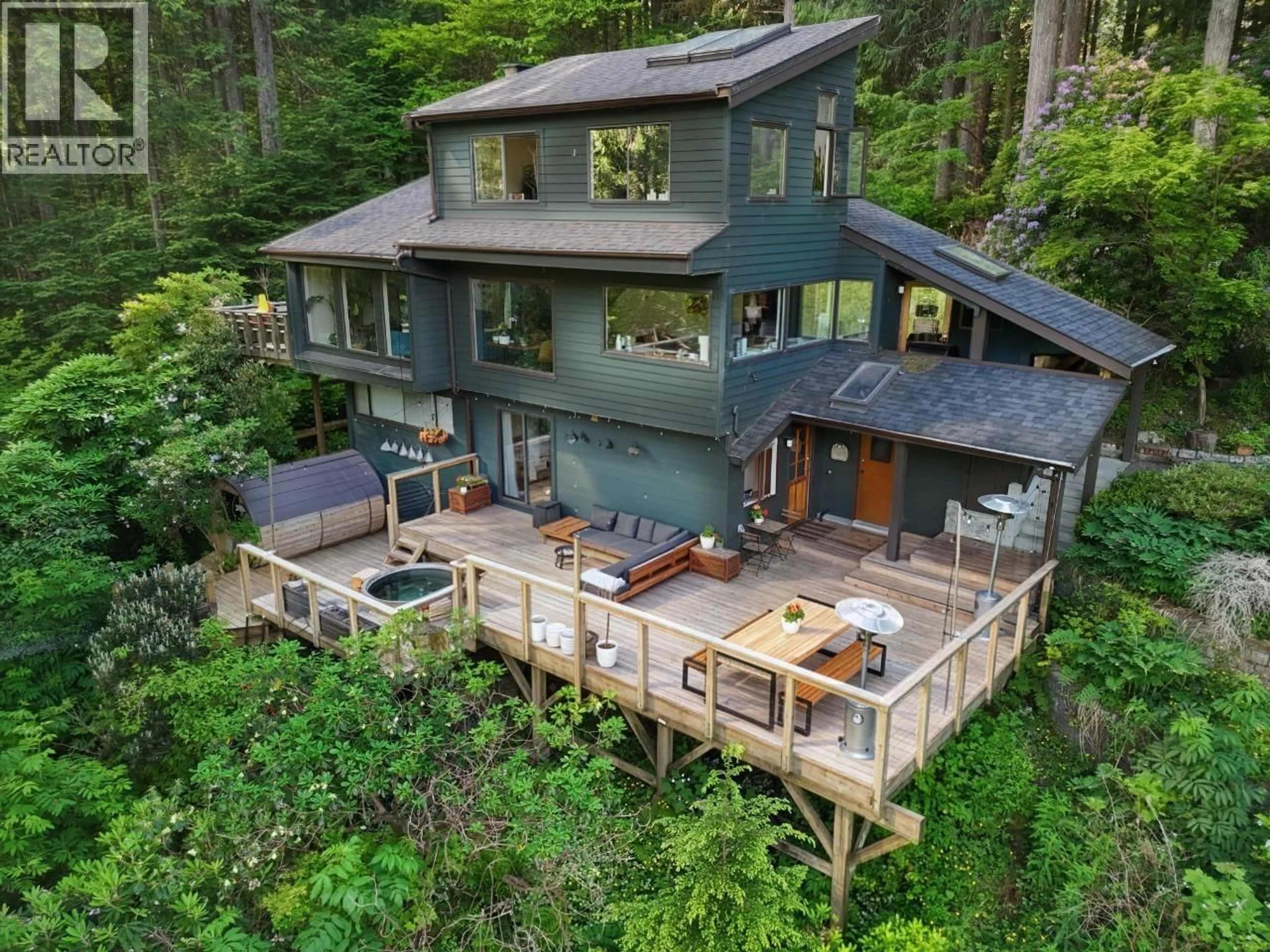 A pic from outside/outdoor area/front of a property/back of a property/a pic from drone, water/lake/river/ocean view for 4440 MARION ROAD, North Vancouver British Columbia V7K2V2
