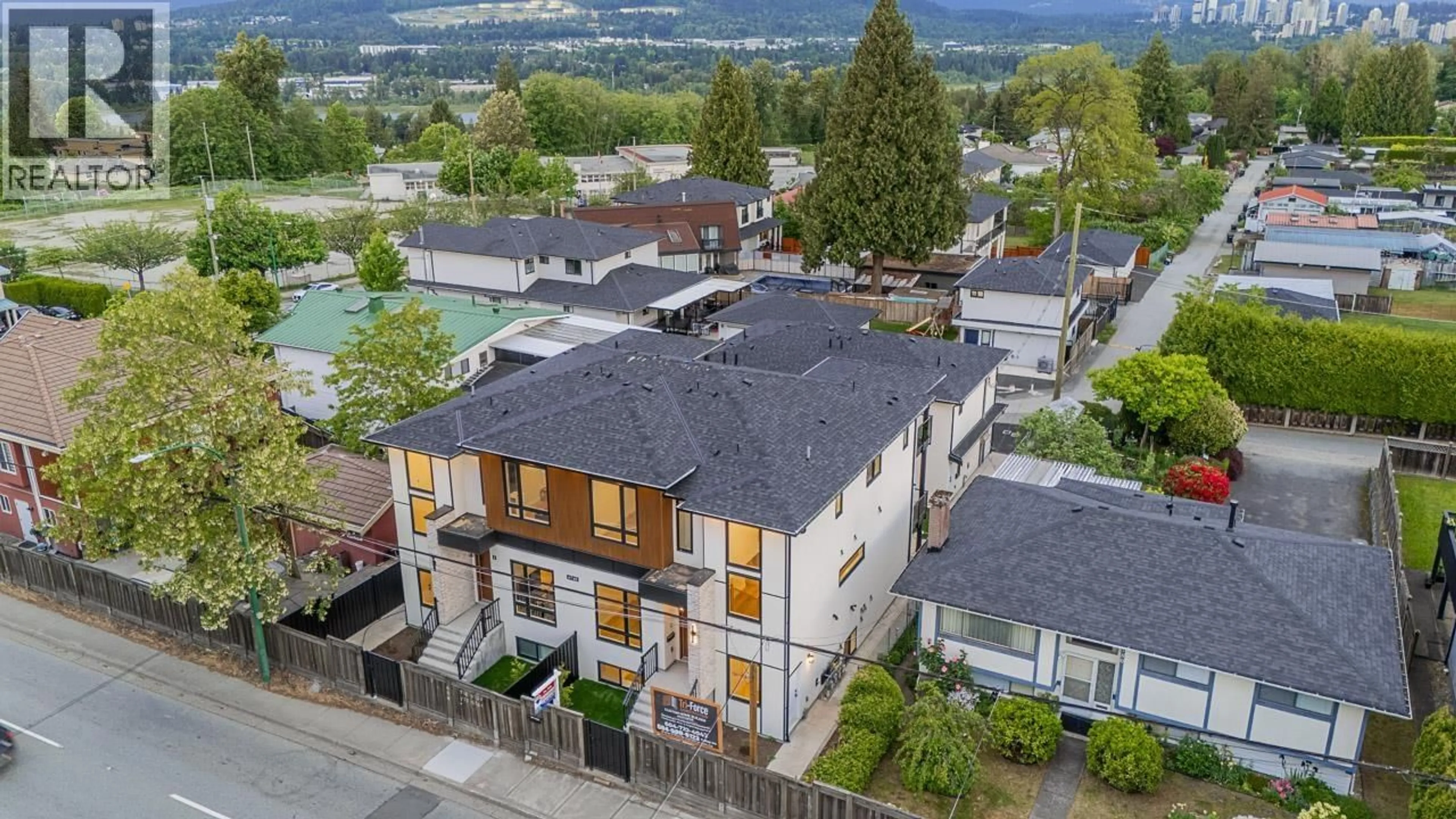 A pic from outside/outdoor area/front of a property/back of a property/a pic from drone, unknown for 2 - 6740 CANADA WAY, Burnaby British Columbia V5E3R1