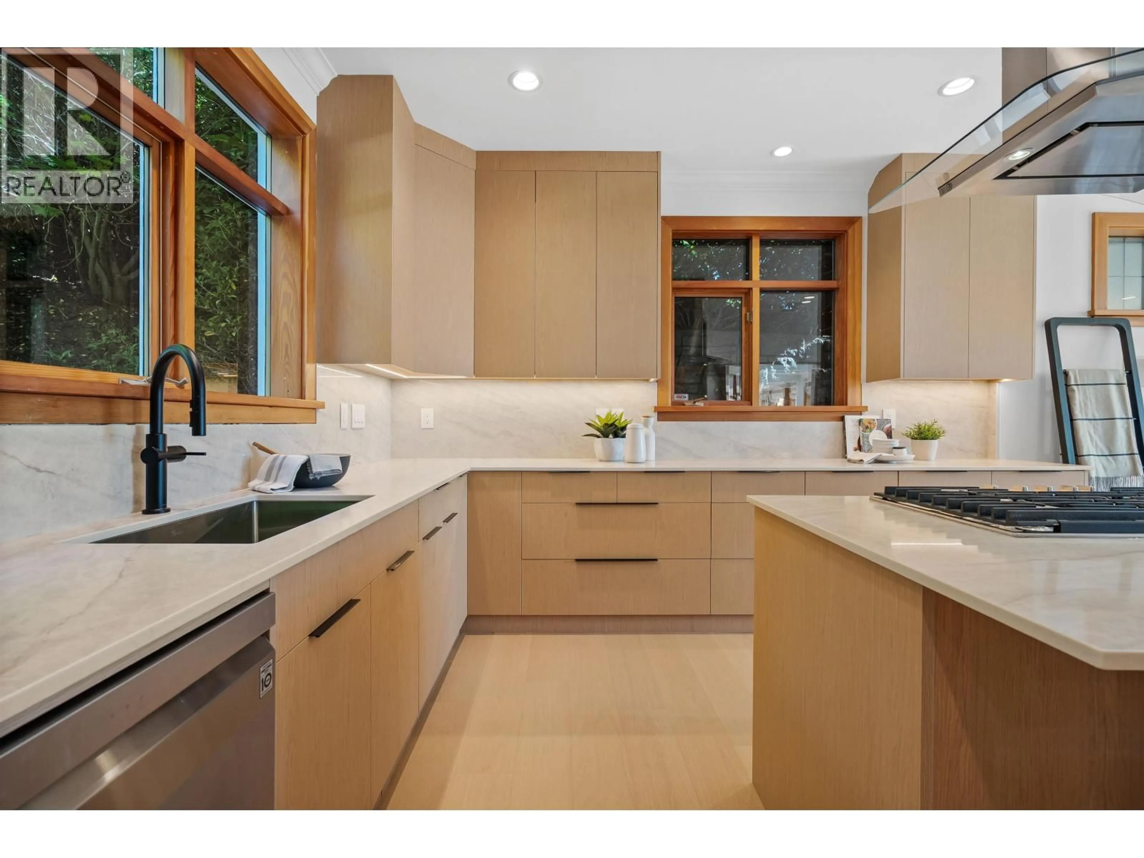 Contemporary kitchen, ceramic/tile floor for 4812 SKYLINE DRIVE, North Vancouver British Columbia V7R3J3