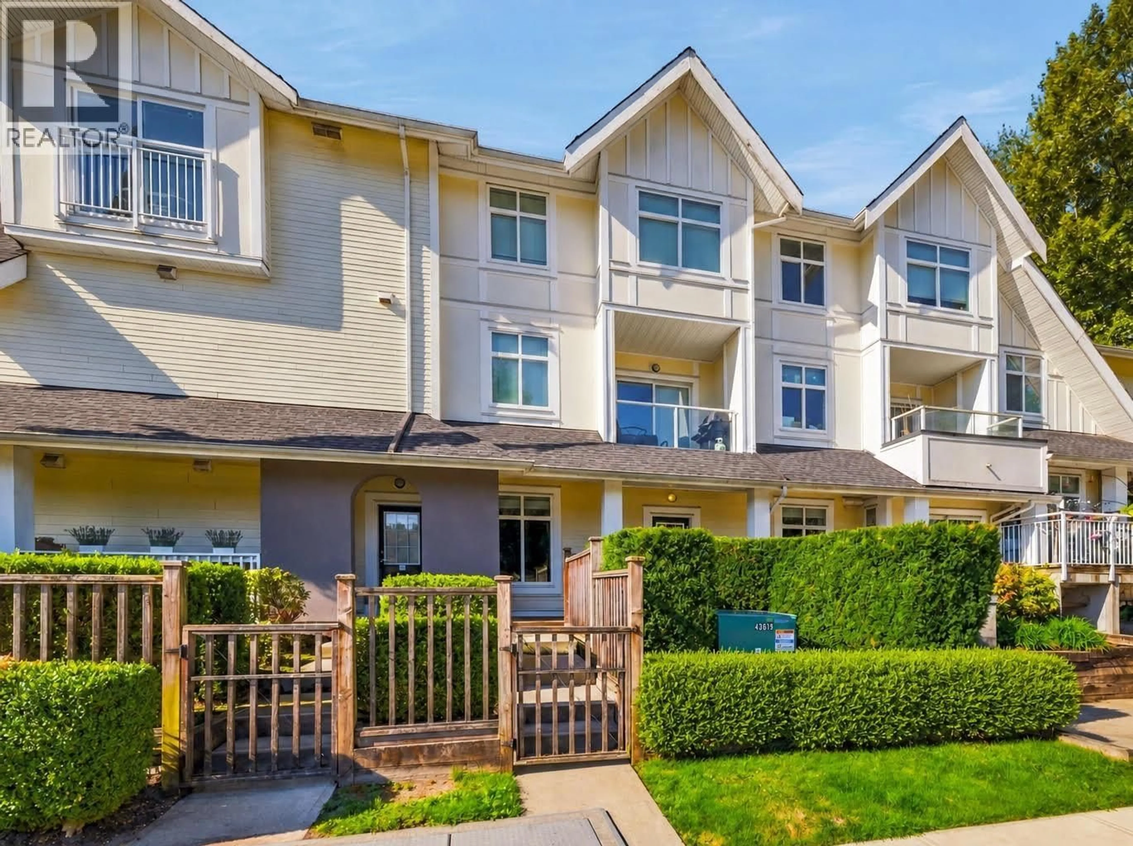 Unknown for 32 - 6965 HASTINGS STREET, Burnaby British Columbia V5B1S9