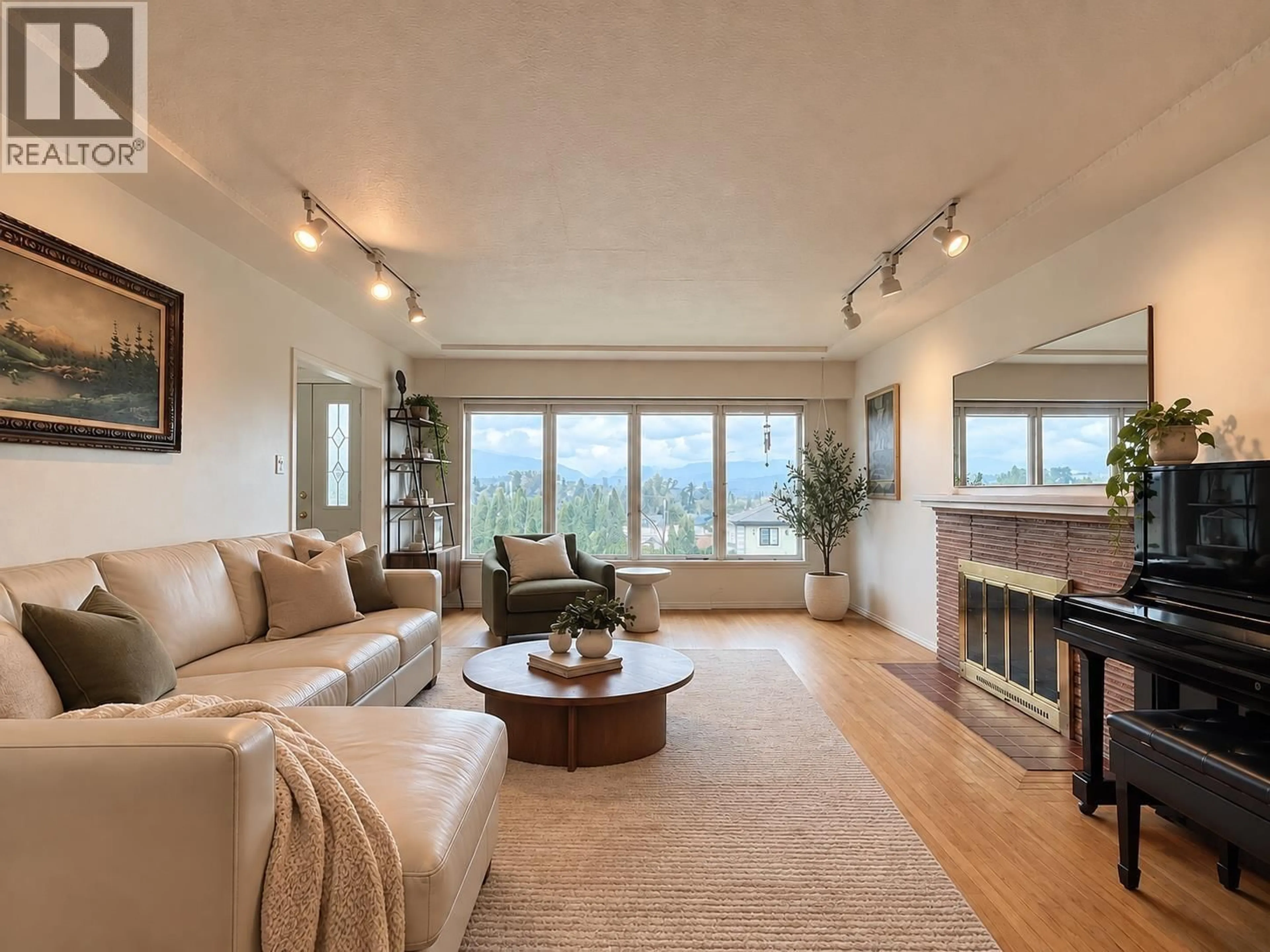 Living room with furniture, wood/laminate floor for 4238 PRICE CRESCENT, Burnaby British Columbia V5G2N1