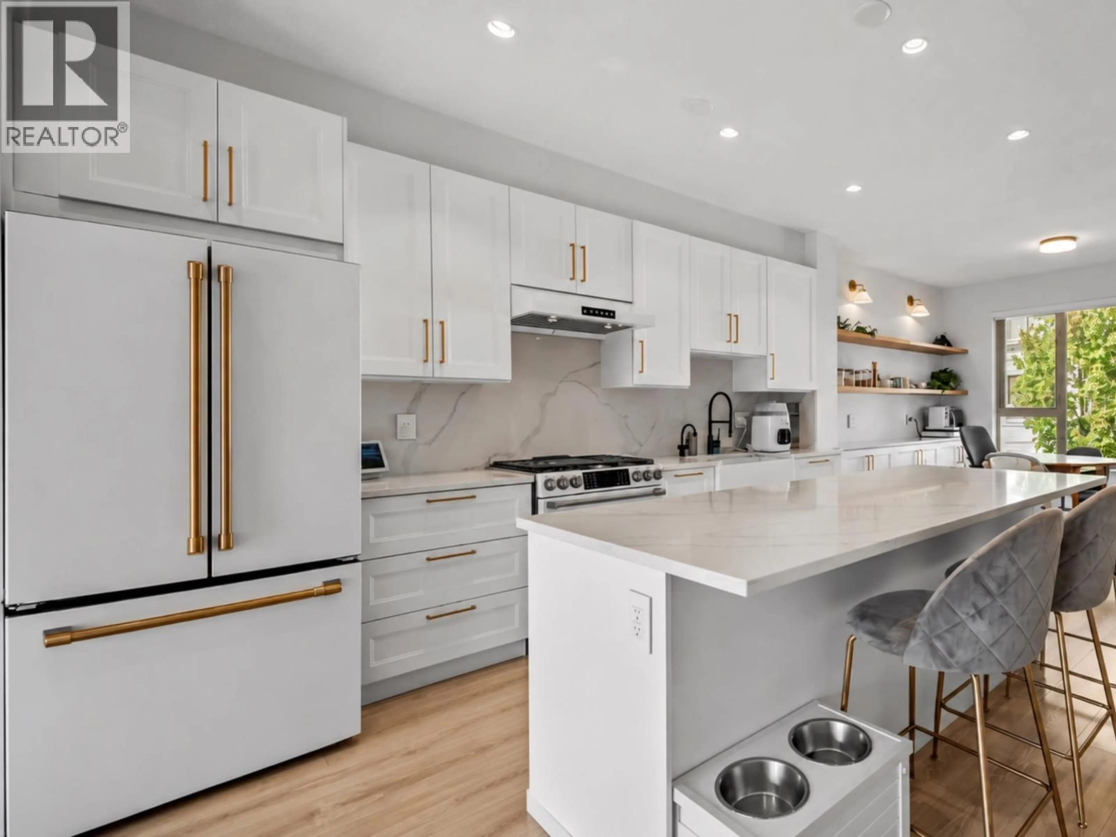 Open concept kitchen, wood/laminate floor for 186 - 3105 DAYANEE SPRINGS BOULEVARD, Coquitlam British Columbia V3E0C2