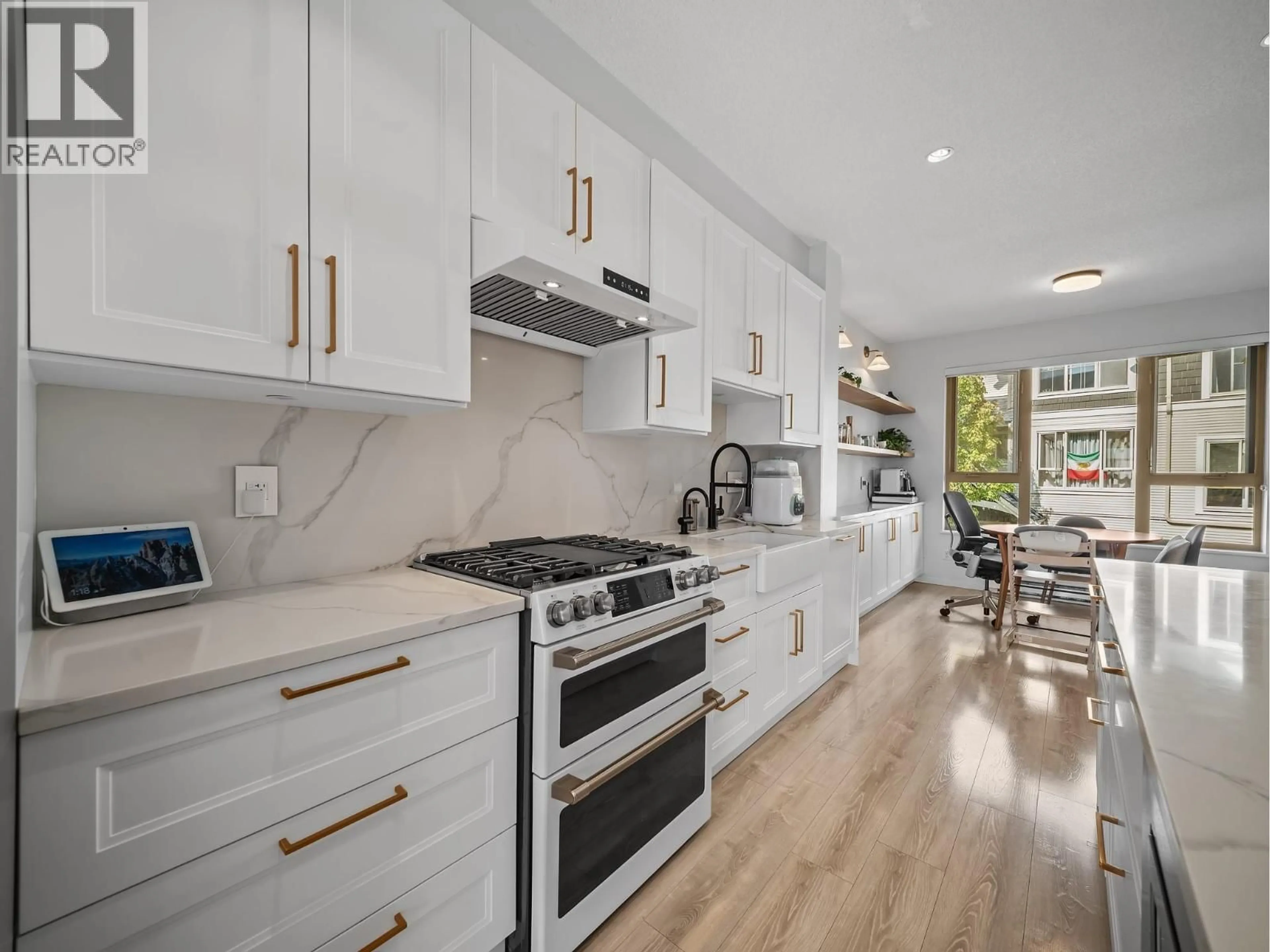 Open concept kitchen, ceramic/tile floor for 186 - 3105 DAYANEE SPRINGS BOULEVARD, Coquitlam British Columbia V3E0C2